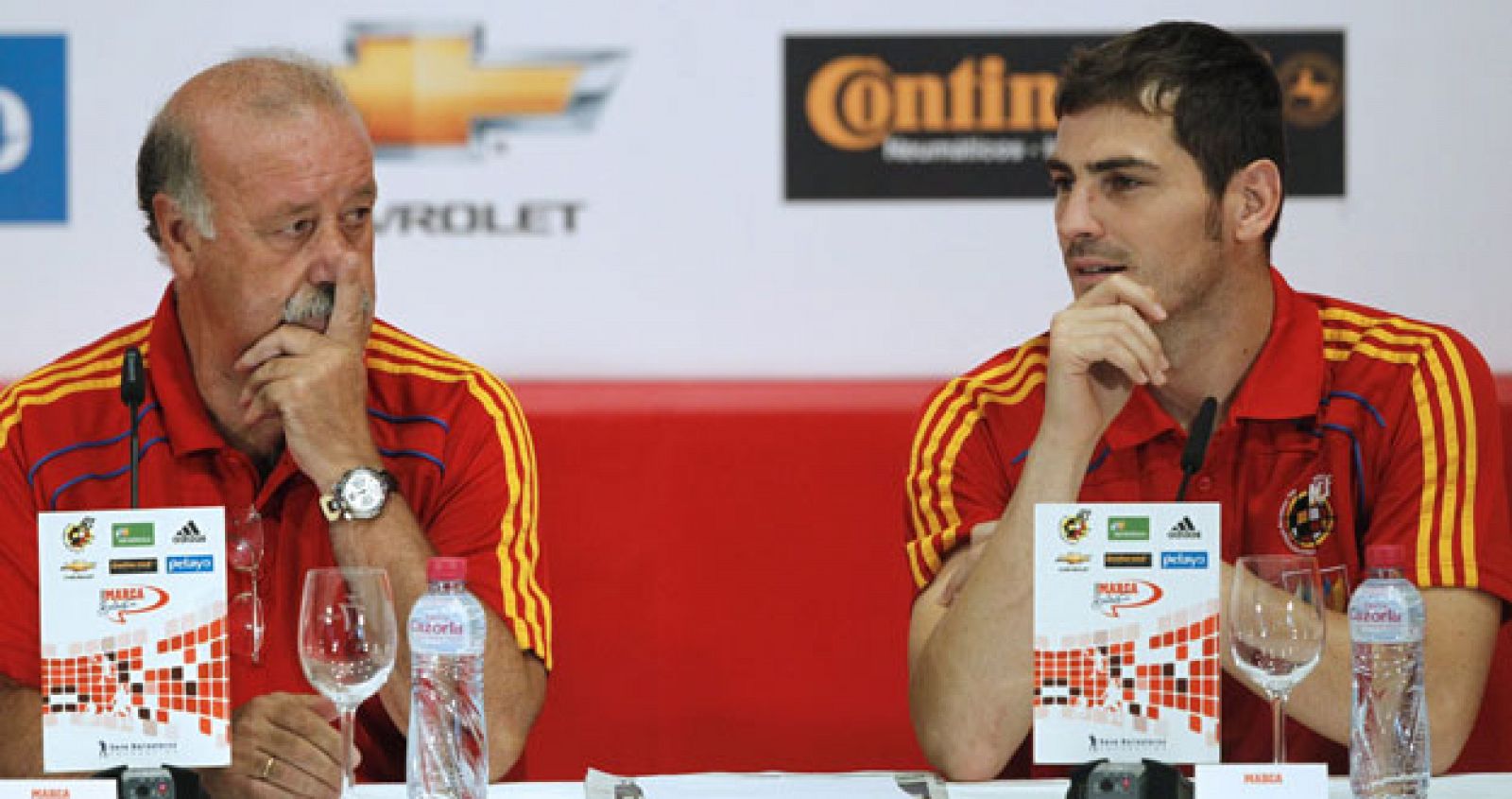Vicente Del Bosque e Iker Casillas en la rueda de prensa celebrada en la Ciudad del Fútbol de las Rozas.