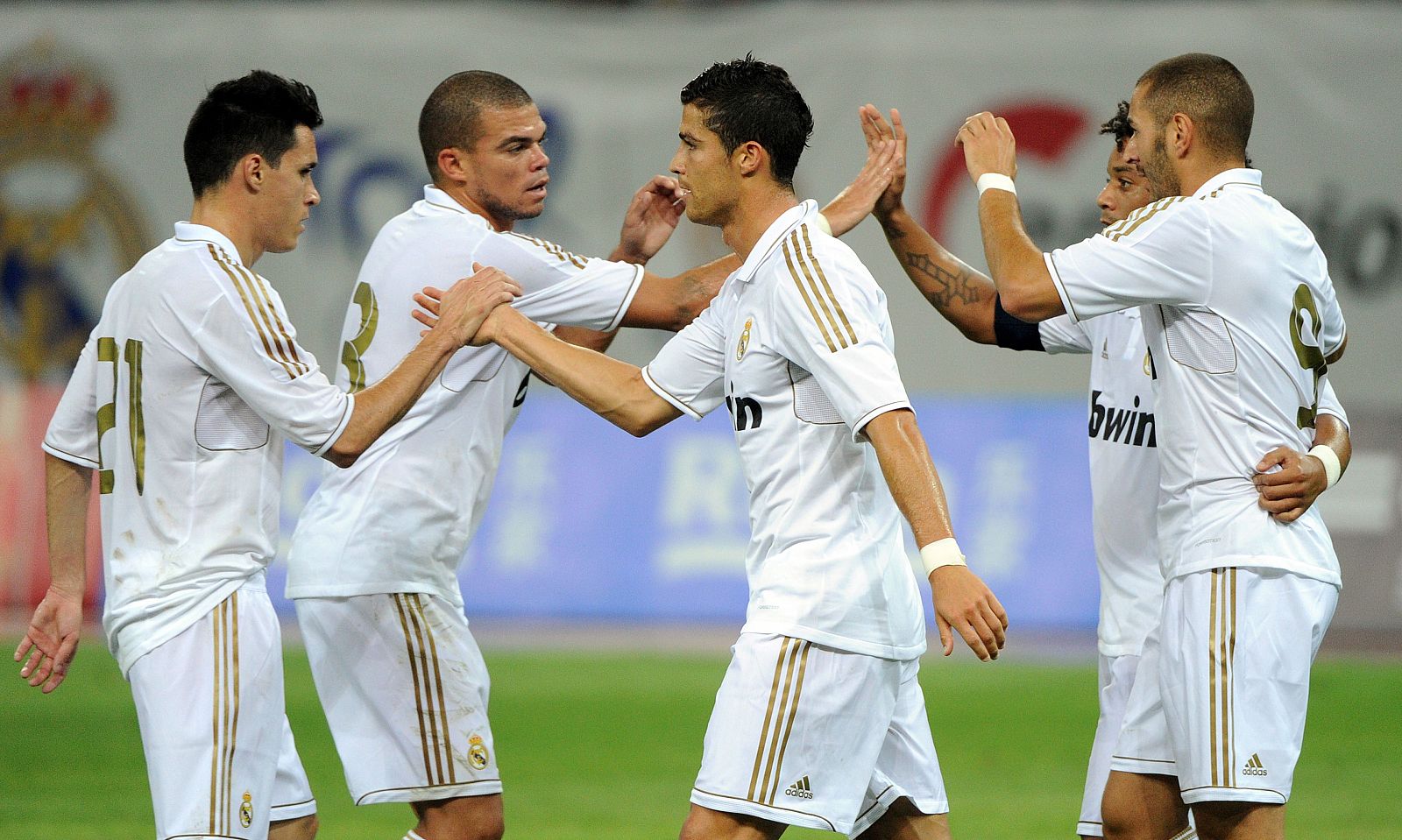 Los jugadores del Real Madrid se felicitan tras haber ganado el último partido de la pretemporada