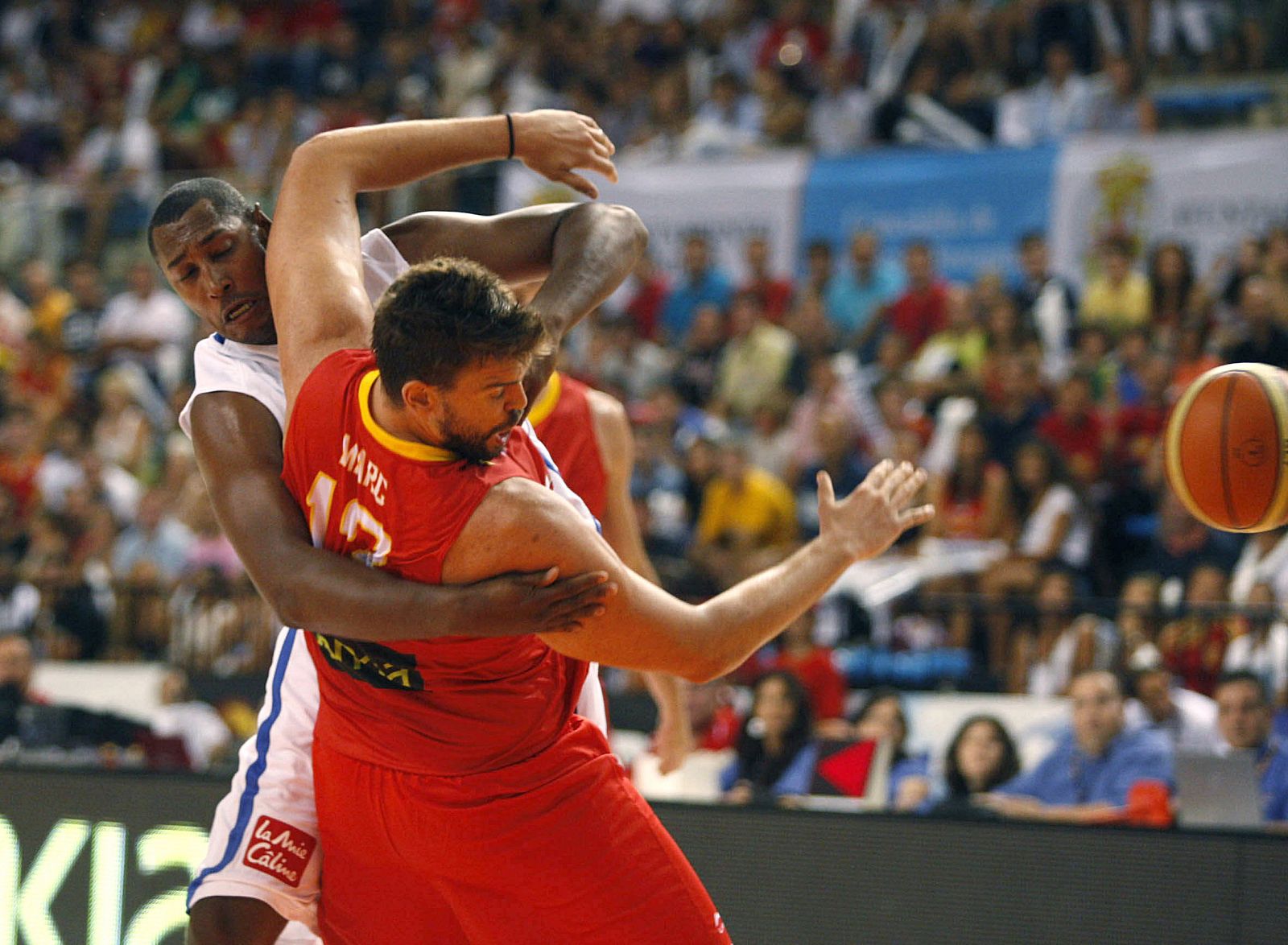 Marc Gasol disputa un balon con el alero de la seleccion francesa Boris Diaw