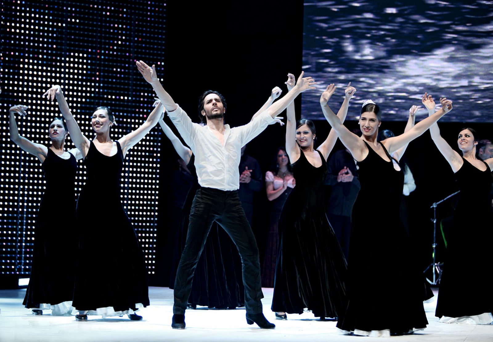 Joaquín Cortés y sus bailarinas en un momento del espectáculo que solo utiliza blanco y negro para el vestuario