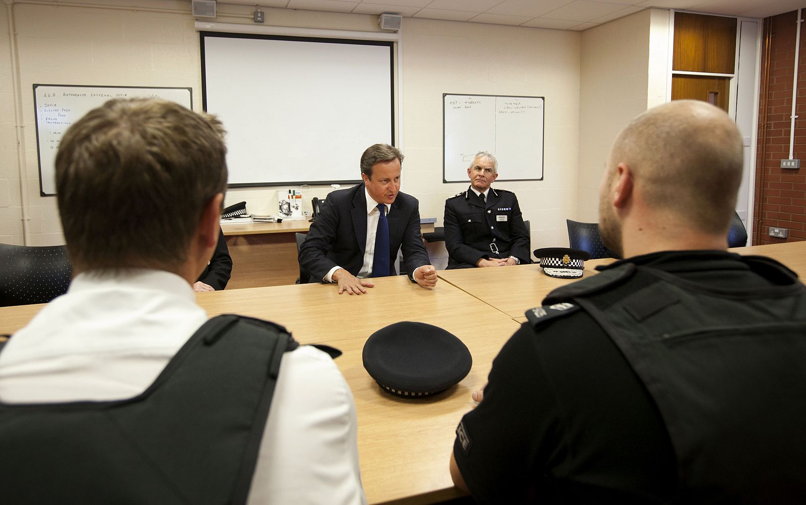 El primer ministro británico, en una reunión con policías en Salford.