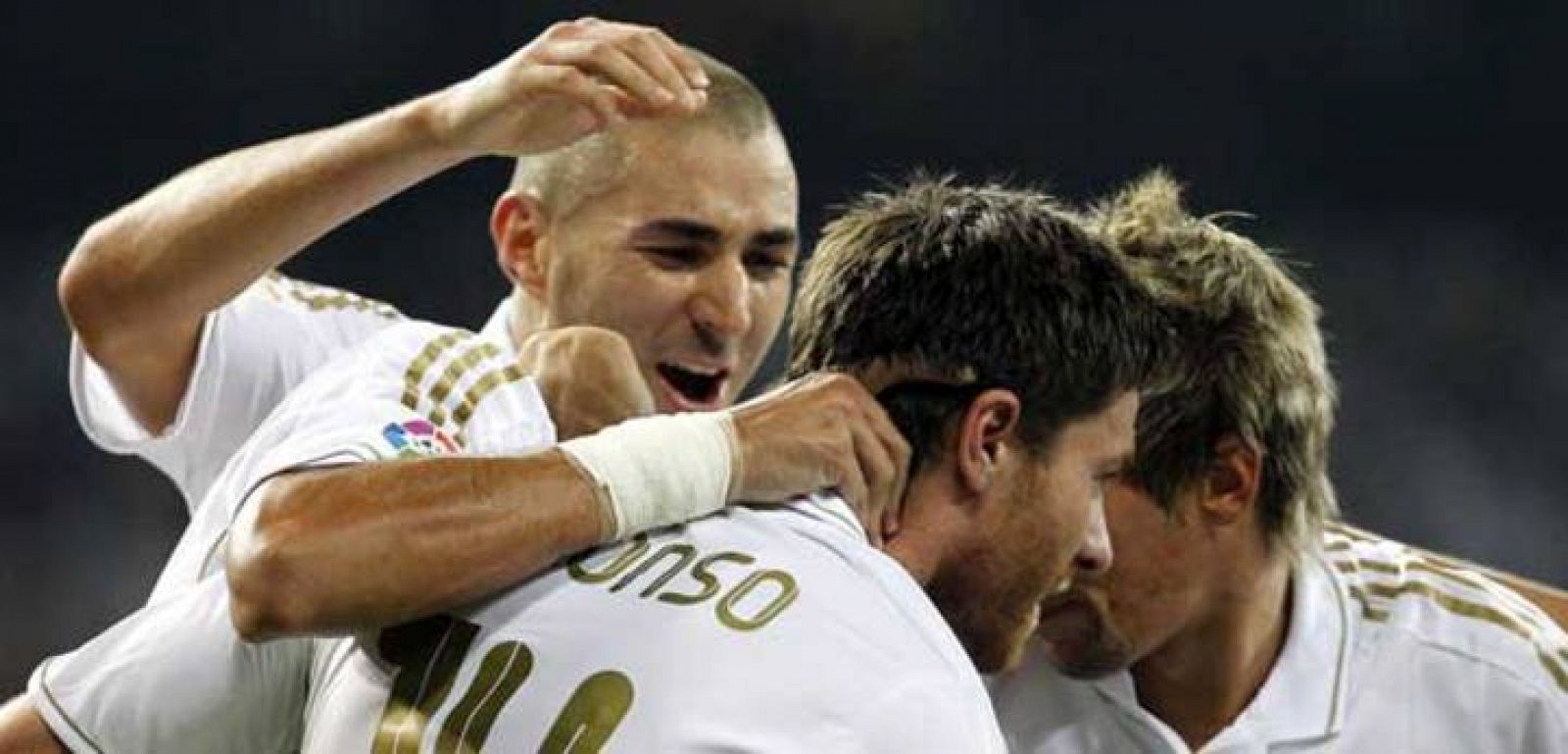 Benzema celebra el primer gol del Real Madrid en la Supercopa.