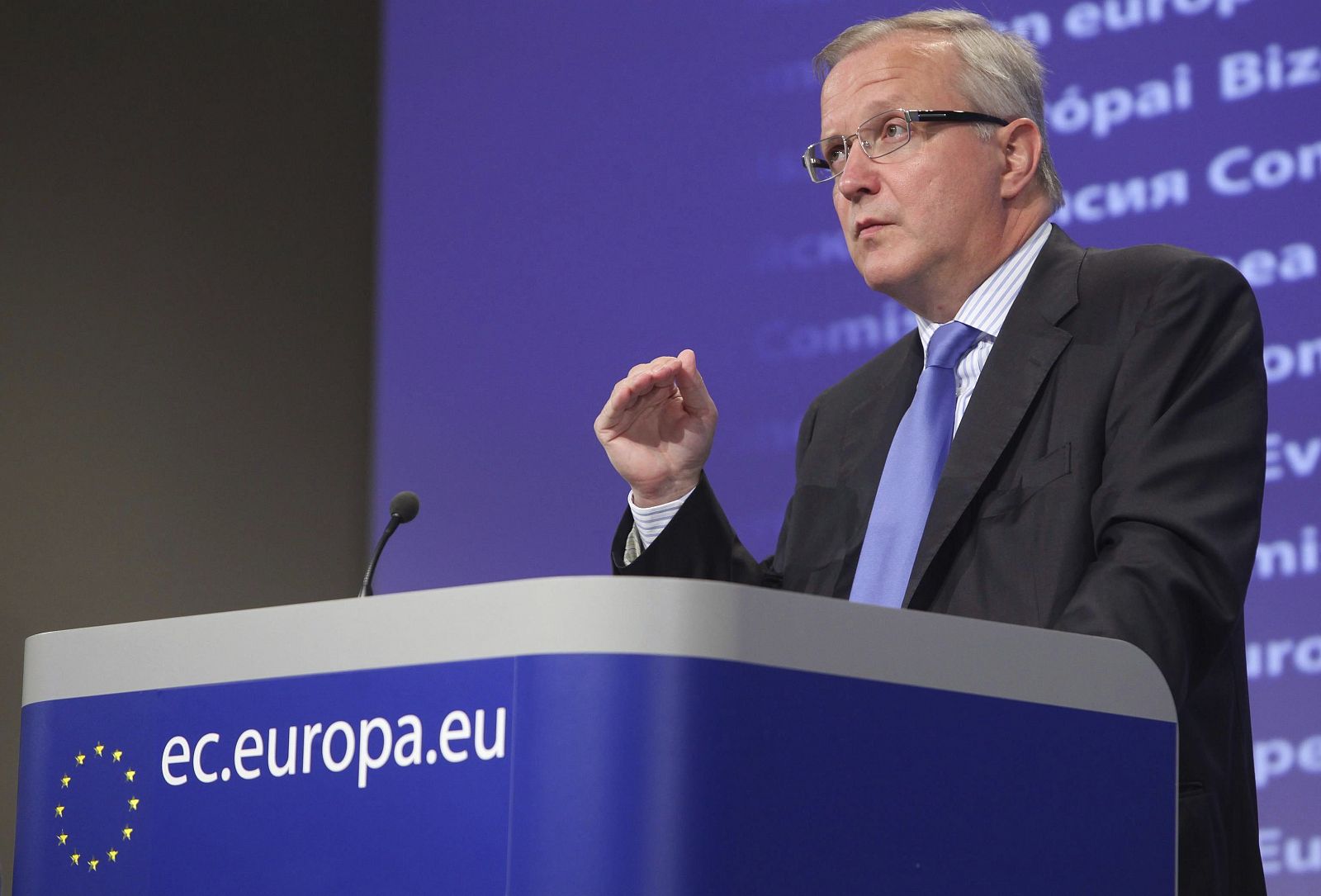 El comisario europeo de Asuntos Económicos, Olli Rehn, habla en rueda de prensa