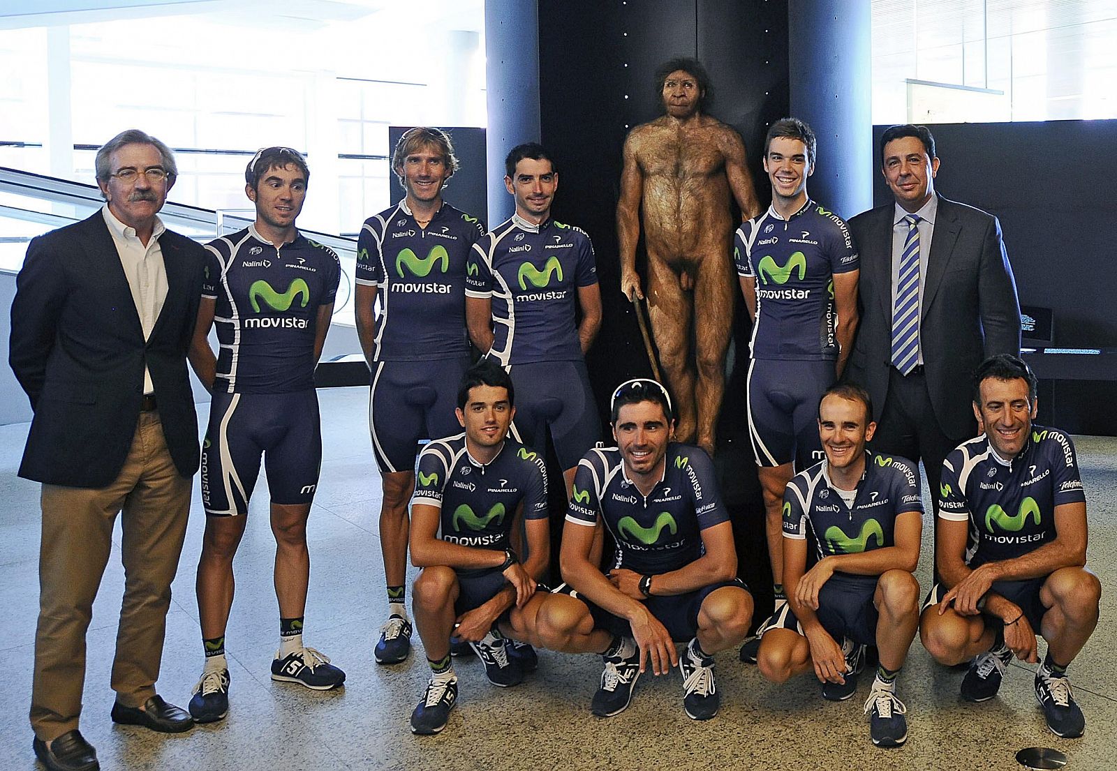 Los componentes de equipo ciclista Movistar posan con motivo de su visita al Museo de la Evolución durante la pasada Vuelta a Burgos.