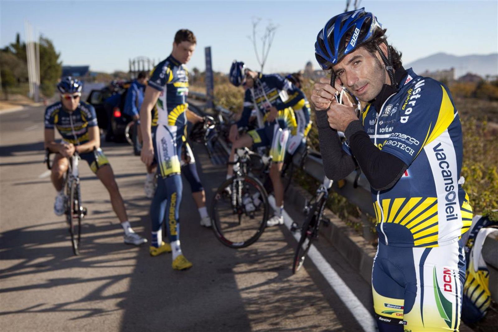 El ciclista español Ezequiel Mosquera posa con el maillot de su equipo Vacansoleil.