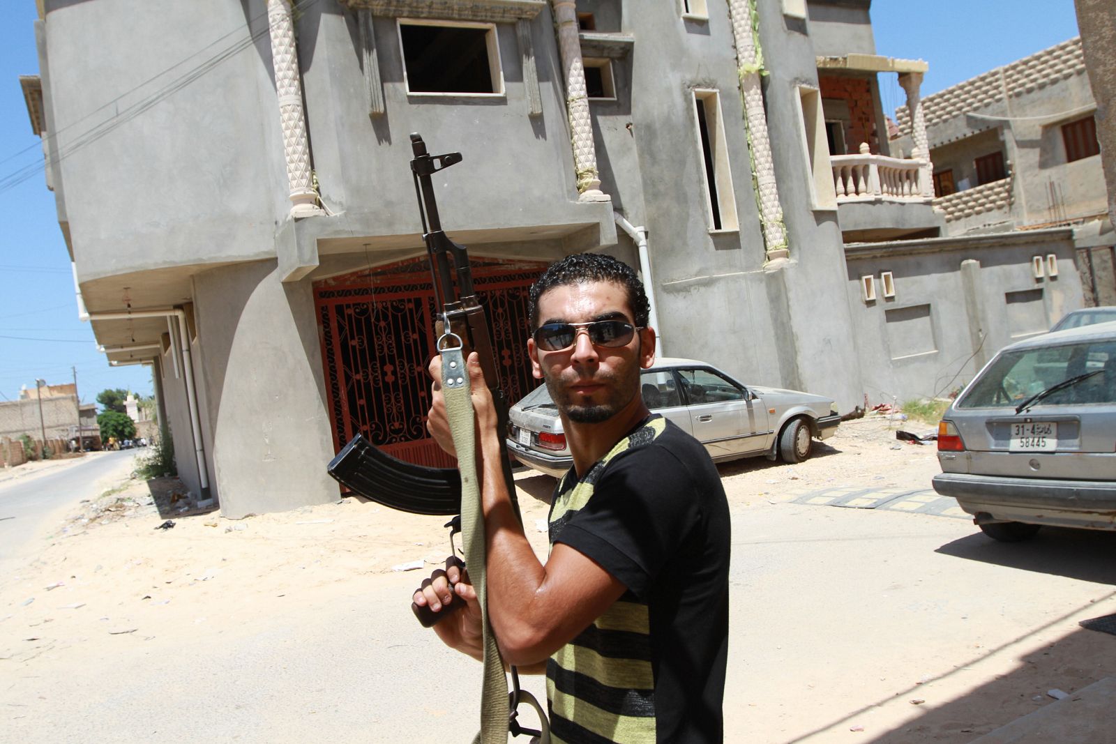 Un combatiente de los rebeldes en la ciudad de Zawiyah