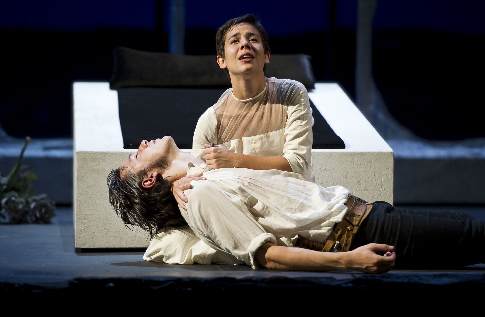 Carlota Olcina (Julieta) sostiene a Marcel Borràs (Romeo)