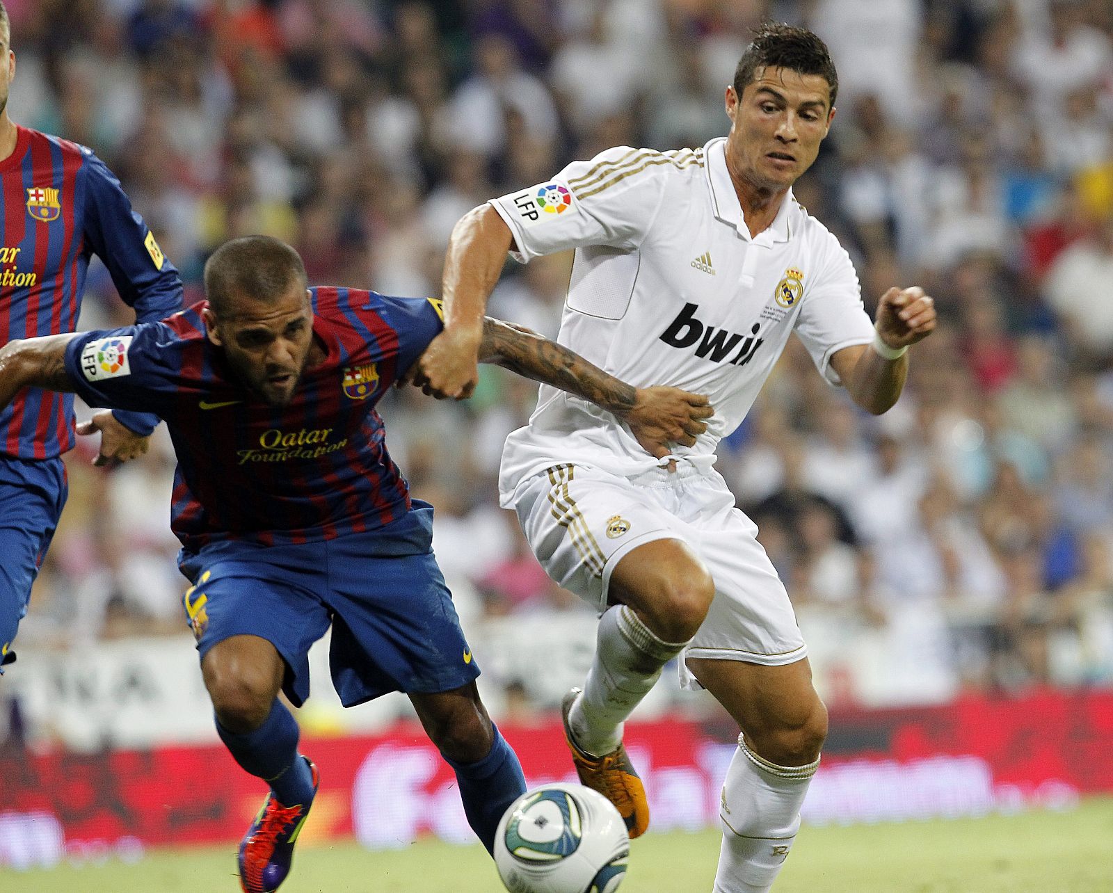 Cristiano Ronaldo y Dani Alves pugnan por un balón, en una imagen del partido de ida