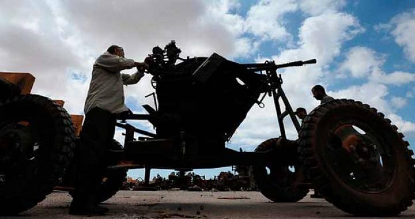 Los rebeldes libios afianzan su control en torno a Trípoli