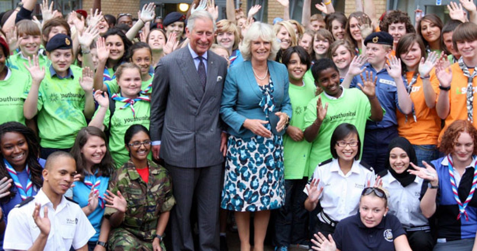El príncipe Carlos y Camilla visitan los barrios más afectados por los disturbios de Londres