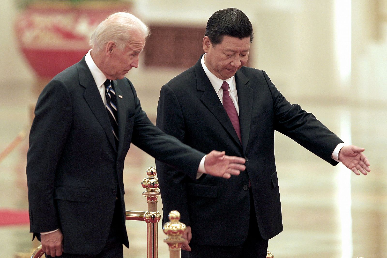 El vicepresidente chino y el de Estados Unidos, antes de reunirse en Pekín.