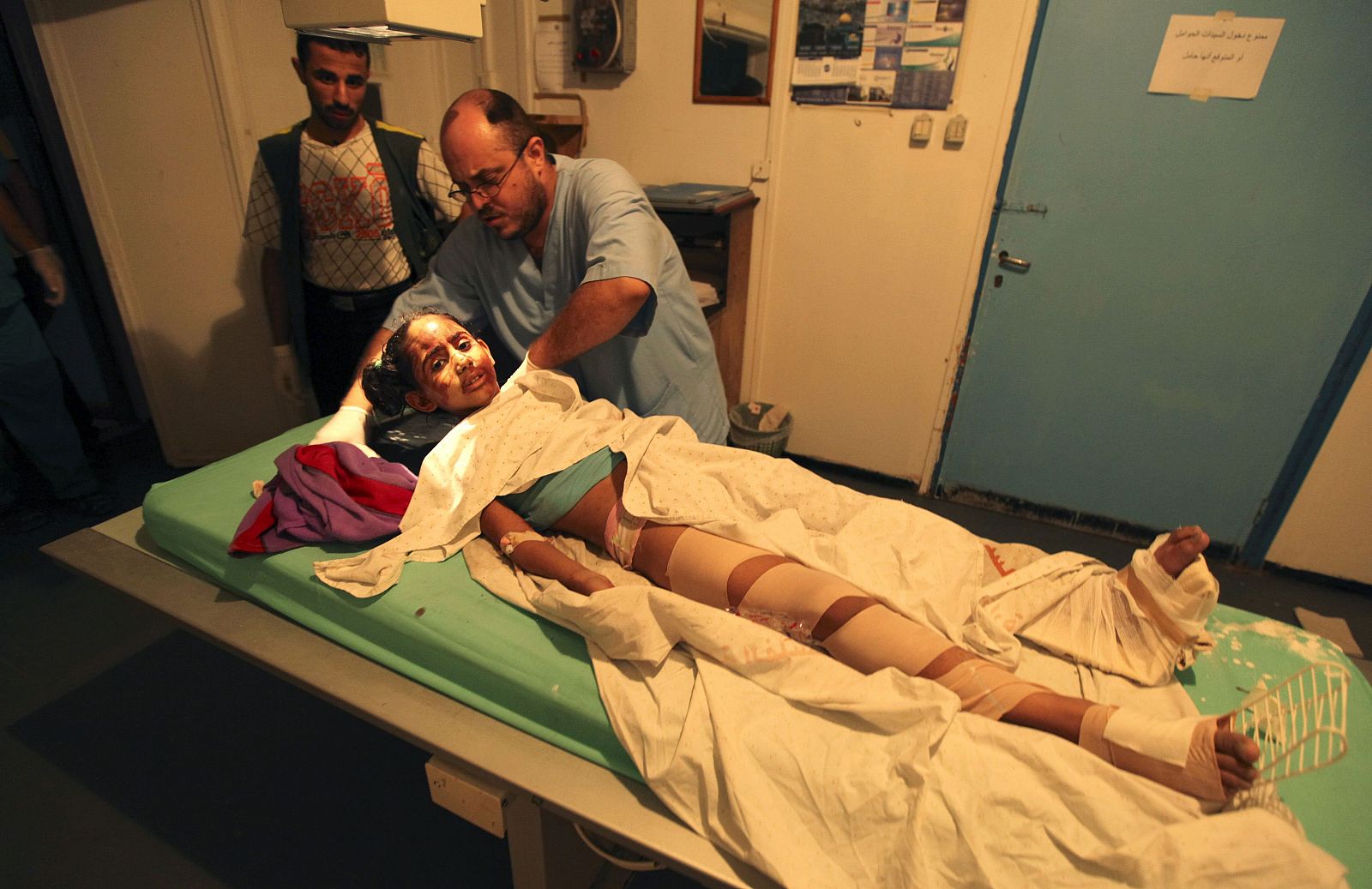 Una niña palestina es atendida tras el bombardeo israelí en Gaza.
