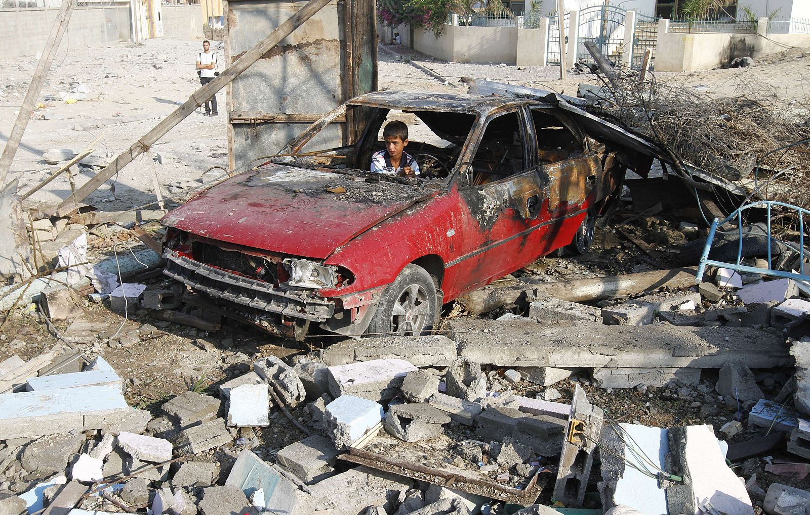 Un niño en el interior de un coche destruido por los ataques israelíes sobre Gaza esta madrugada