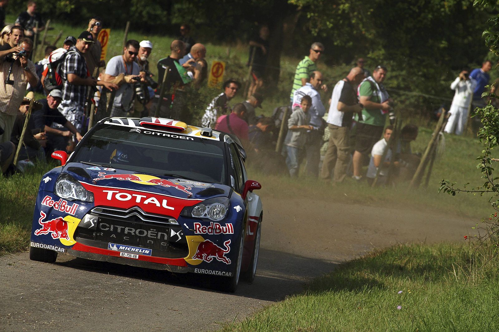 El piloto francés Sebastien Loeb conduce su Citroen DS3 WRC