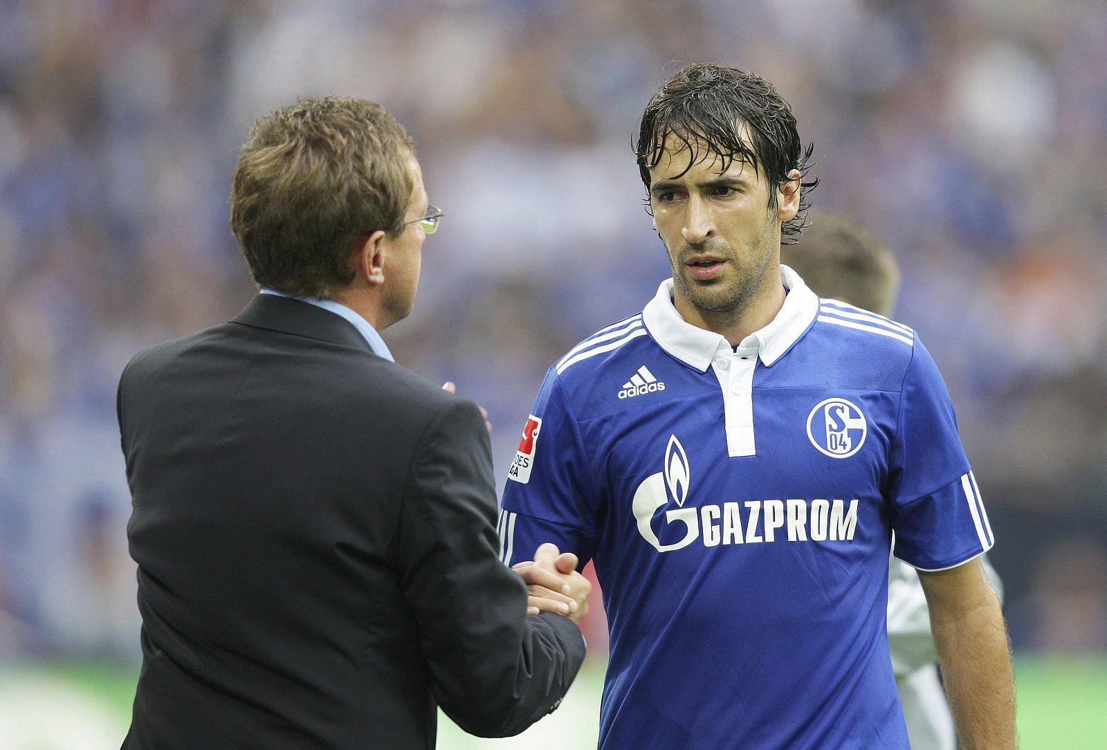 El delantero español del Schalke 04, Raúl González, (d), estrecha la mano de su entrenador Ralf Rangnick (i).
