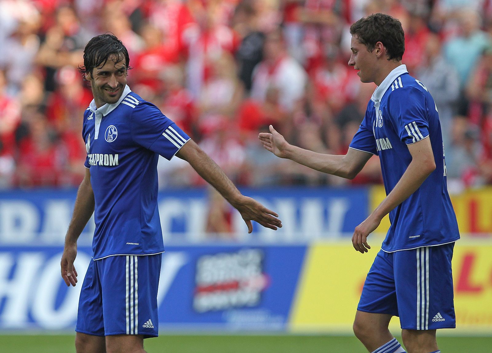 Raúl González celebra un gol con su actual equipo, el Schalke 04 alemán.
