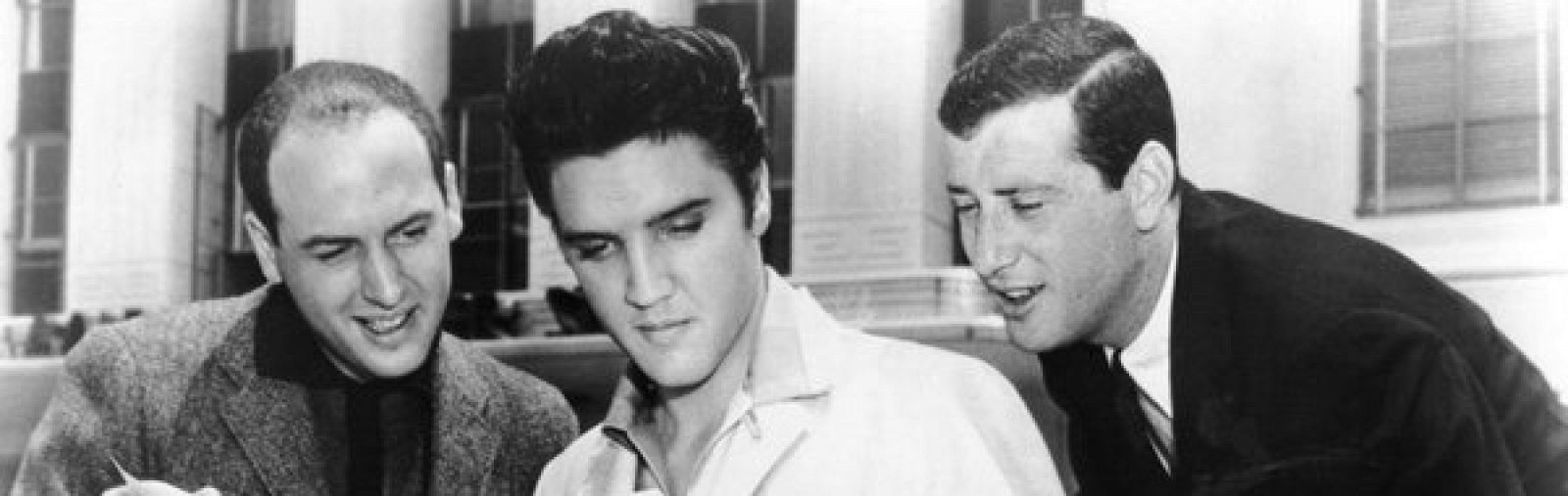 Mike Stoller, Elvis Presley y Jerry Leiber en una foto de archivo de 1957