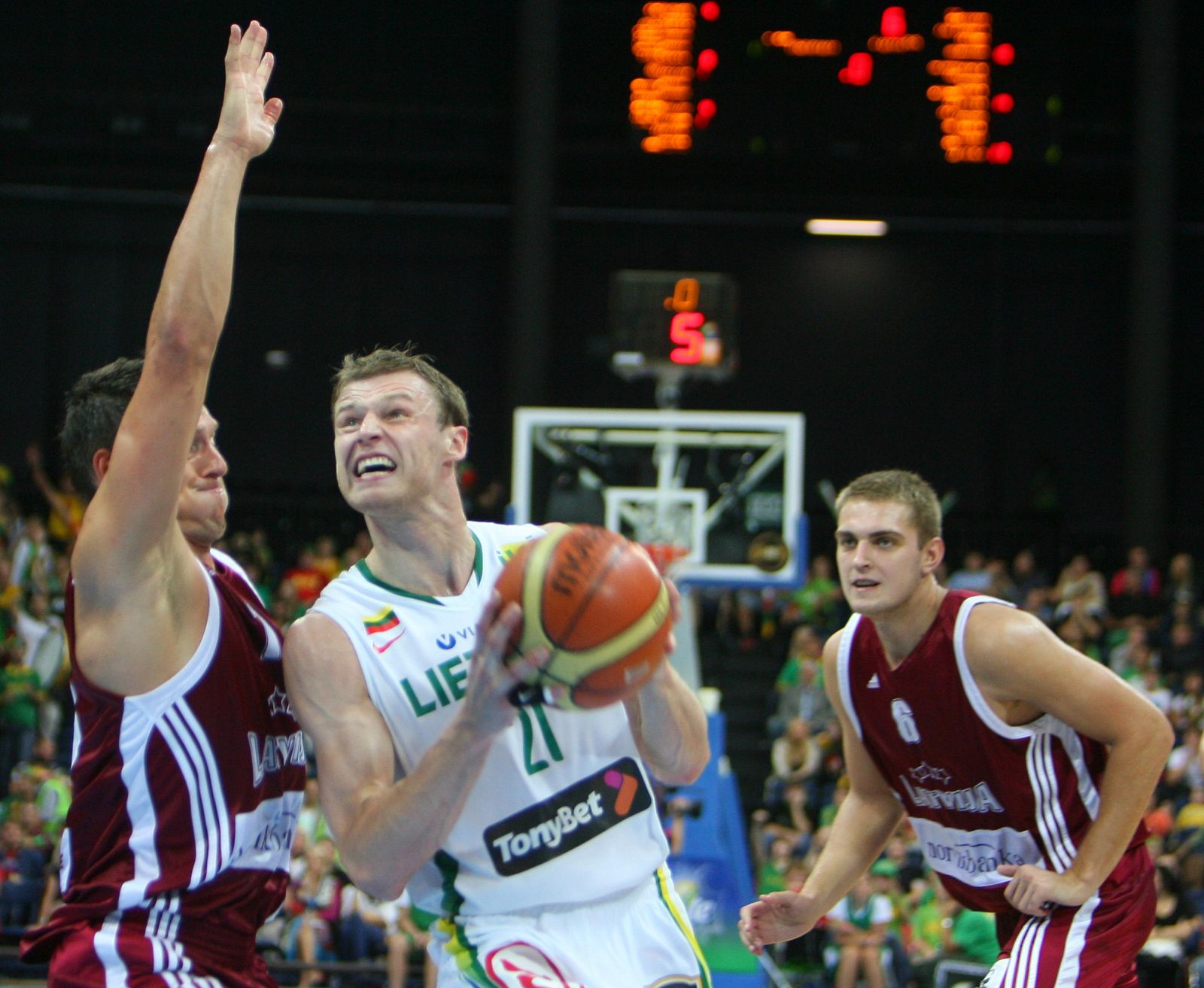 Jonas Valanciunas, en un partido amistoso contra Letonia.