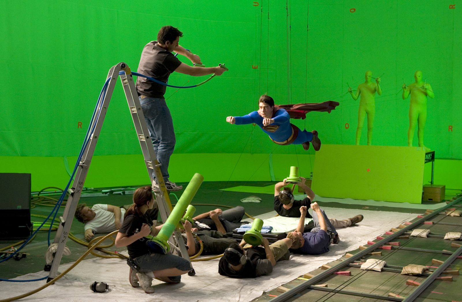 Superman volando en la película 'Superman Returns' (2006) ayudado por los técnicos de efectos especiales.