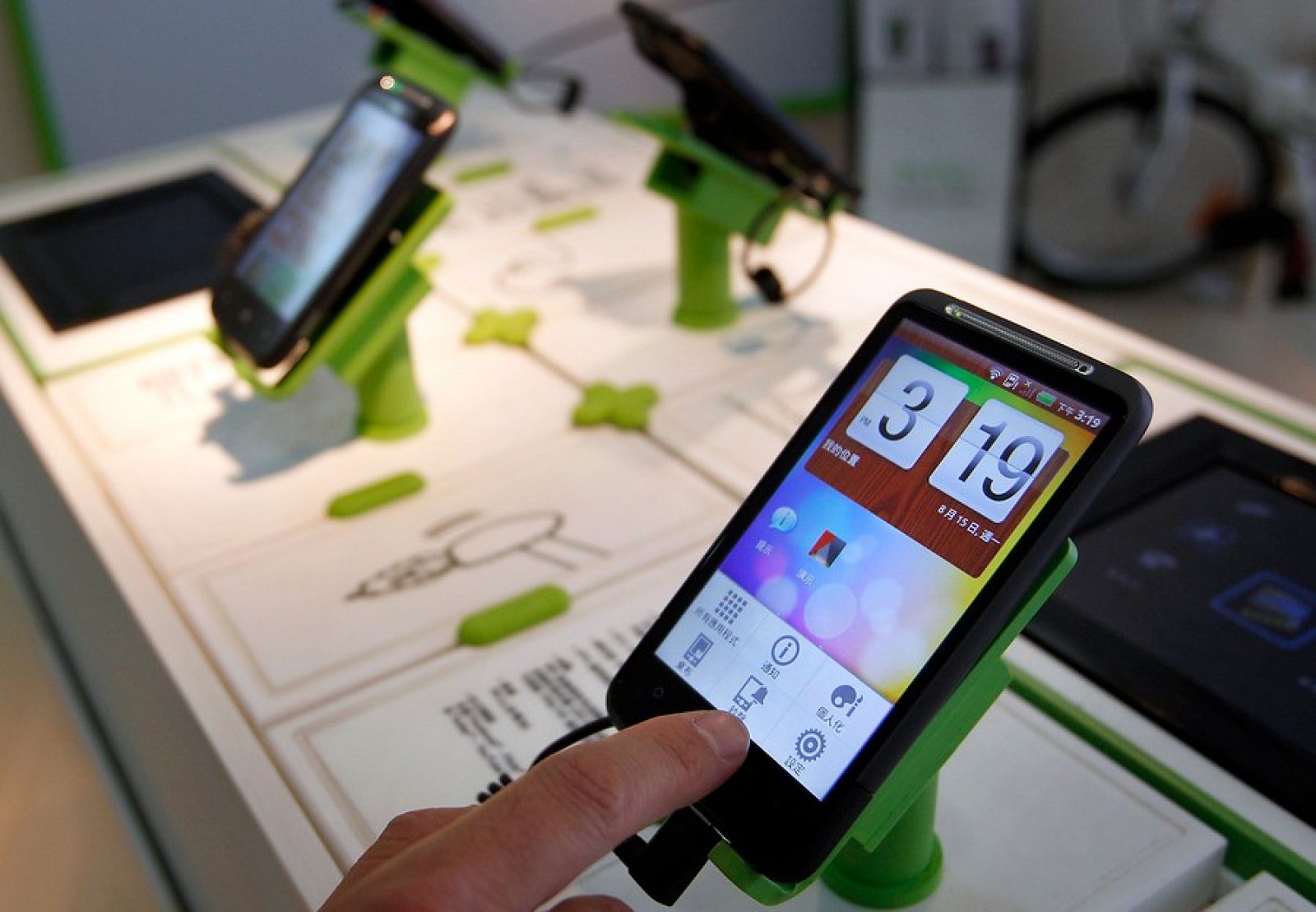 Un usuario comprueba cómo funciona el HTC Desire, uno de los terminales con sistema operativo Android