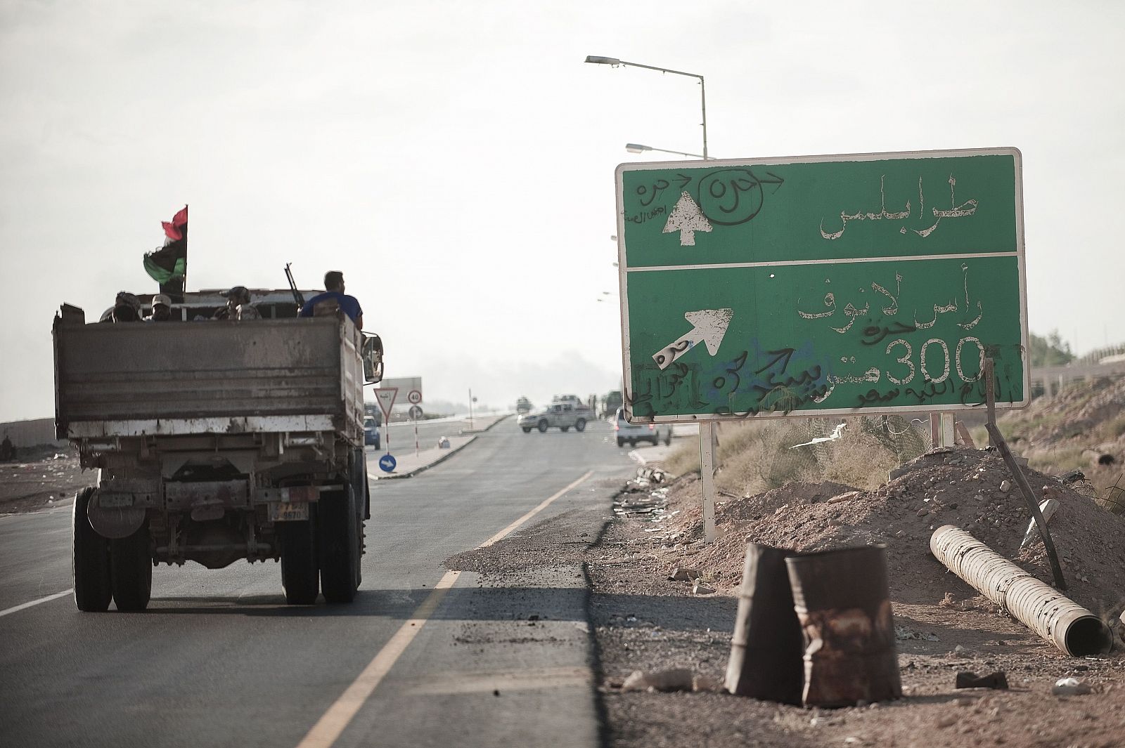 Un camión usado por los rebeldes circula por la ciudad de Ras Lanuf, al este del país