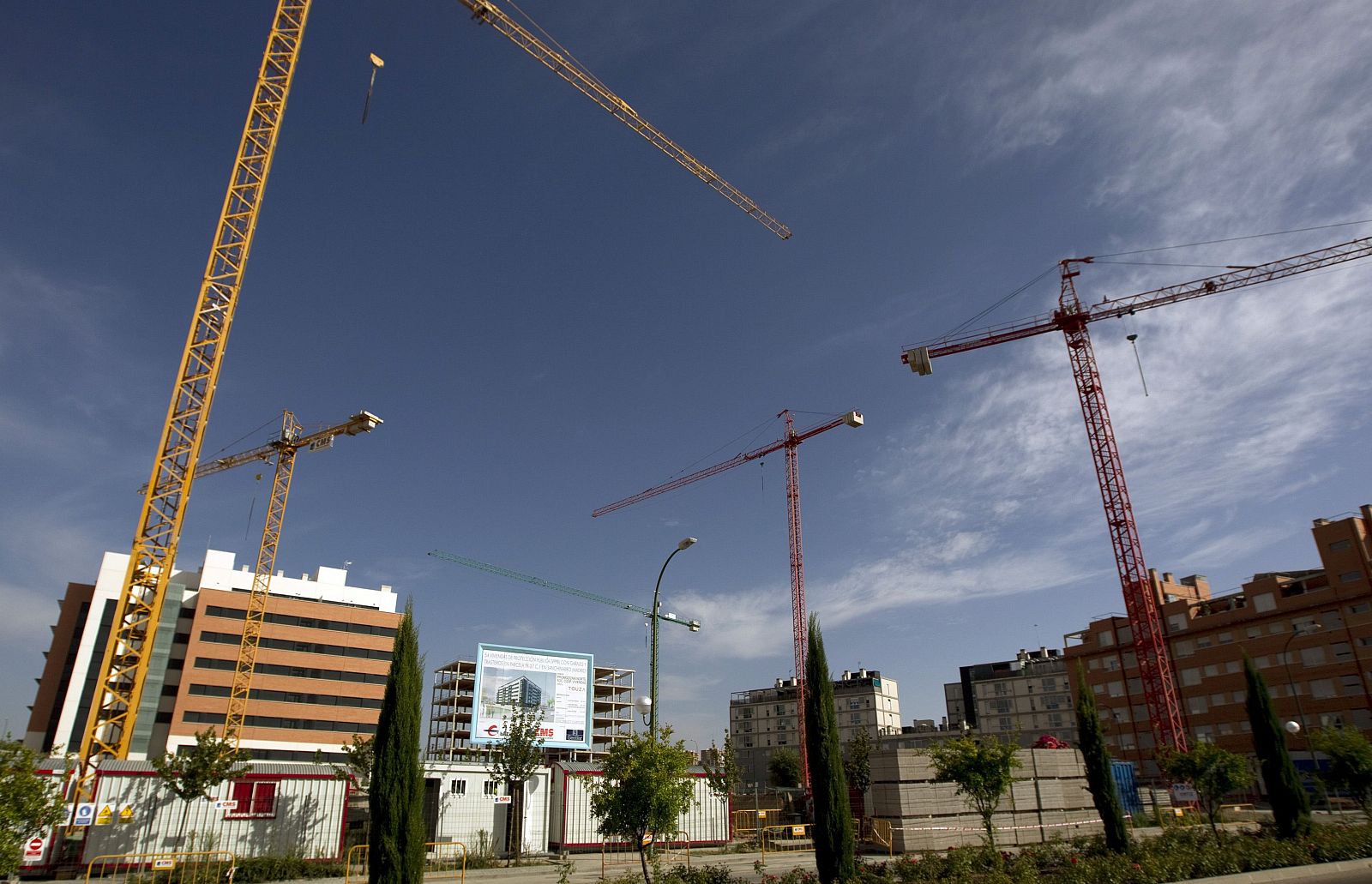 Imágenes de grúas en un área residencial en construcción de Madrid