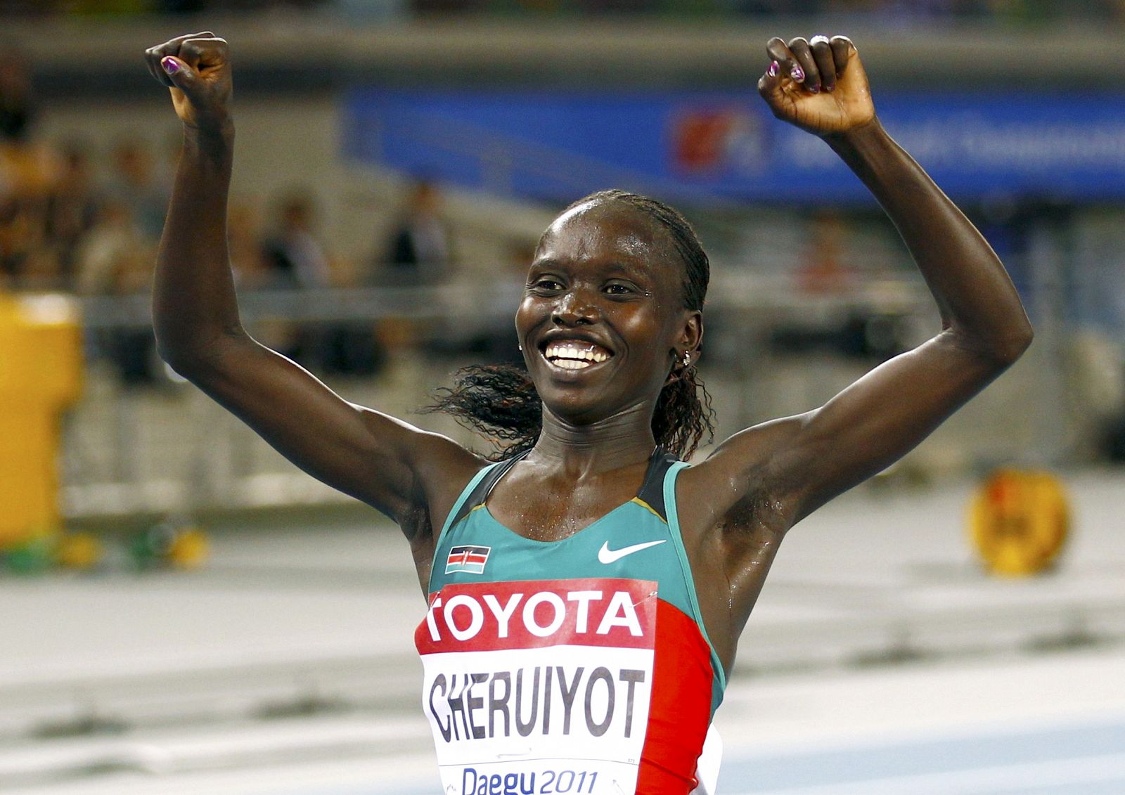 La atleta keniana Vivian Cheruiyot celebra su victoria en la final femenina de 10.000 metros