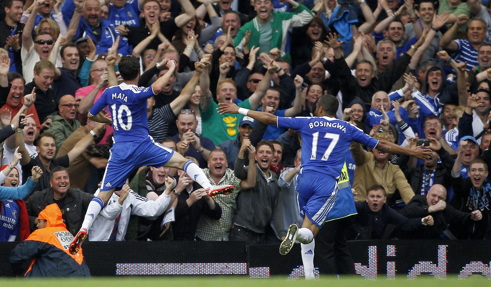 El jugador español, Juan Mata, celebra su primer gol con el Chelsea en el día de su debut.