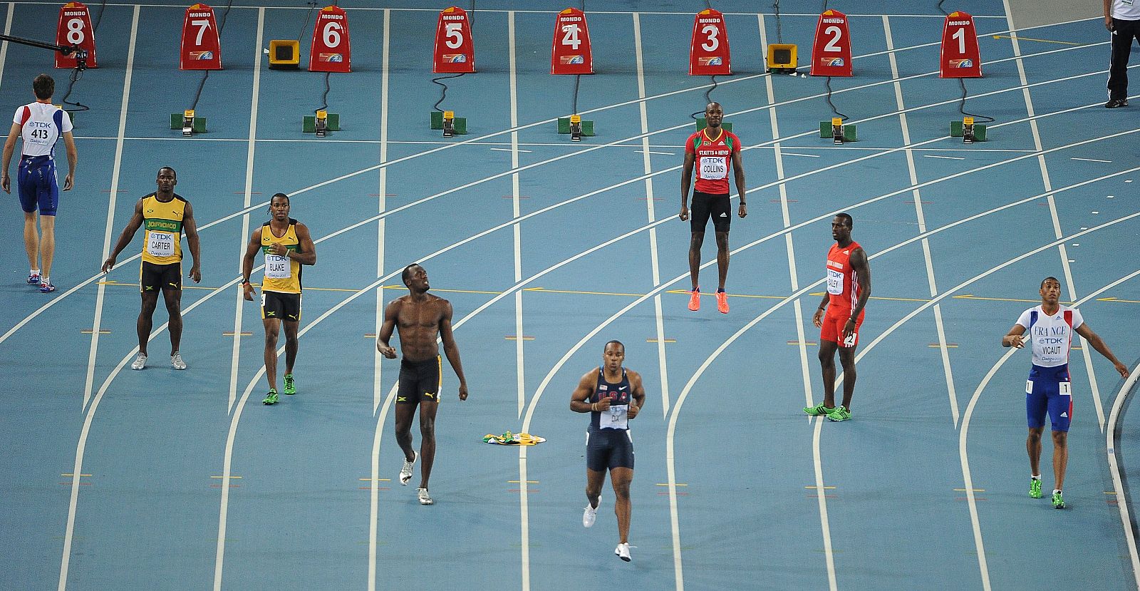 Bolt, en el centro sin camiseta, tras ser descalificado de la final