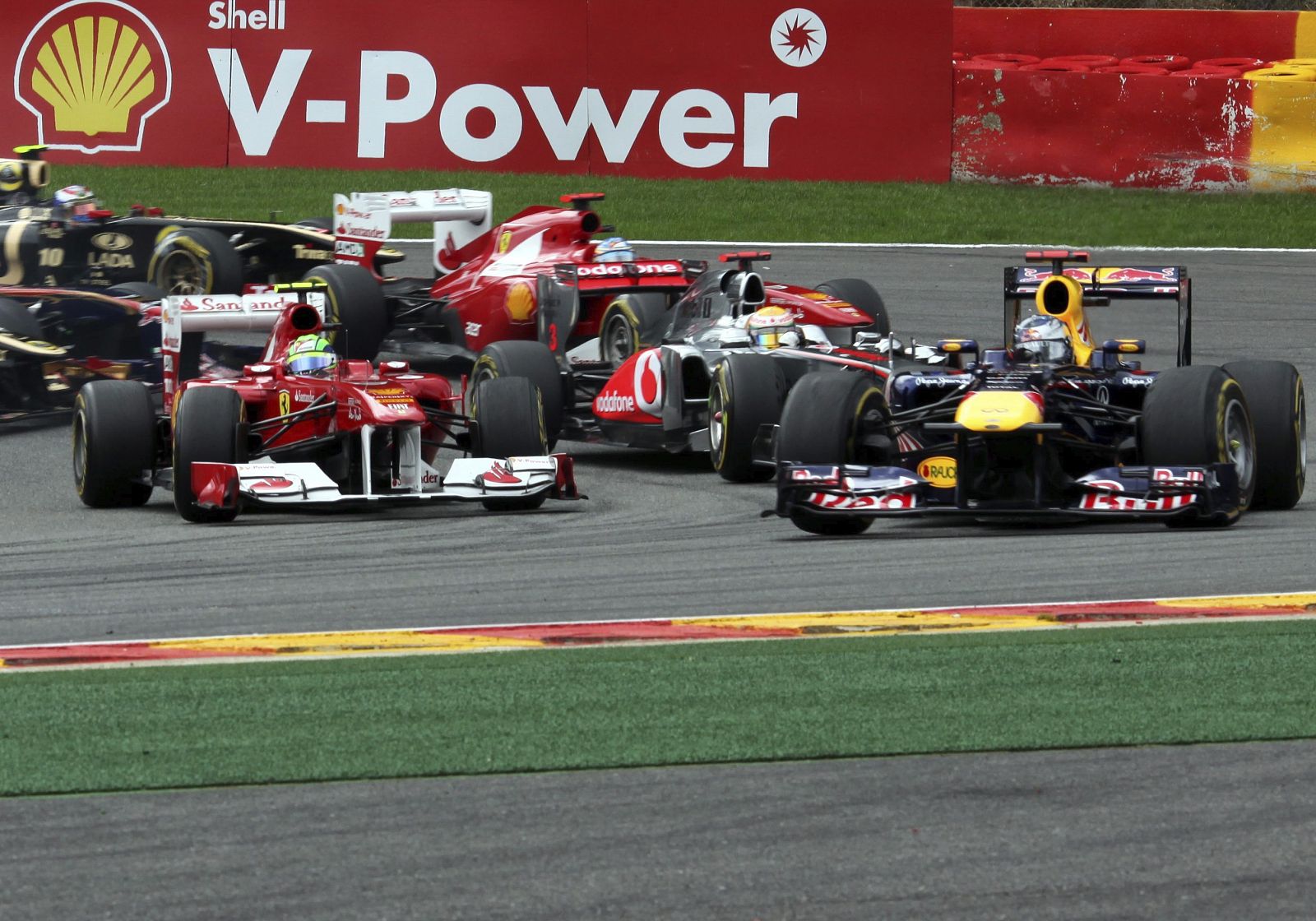 El piloto alemán Sebastian Vettel (Red Bull) acelera su monoplaza en el circuito belga de Spa en el GP de Bélgica.