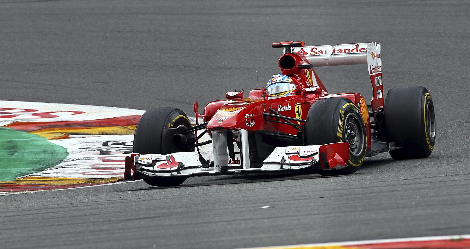 El piloto español Fernando Alonso, de Ferrari, conduce su monoplaza durante el Gran Premio de Bélgica