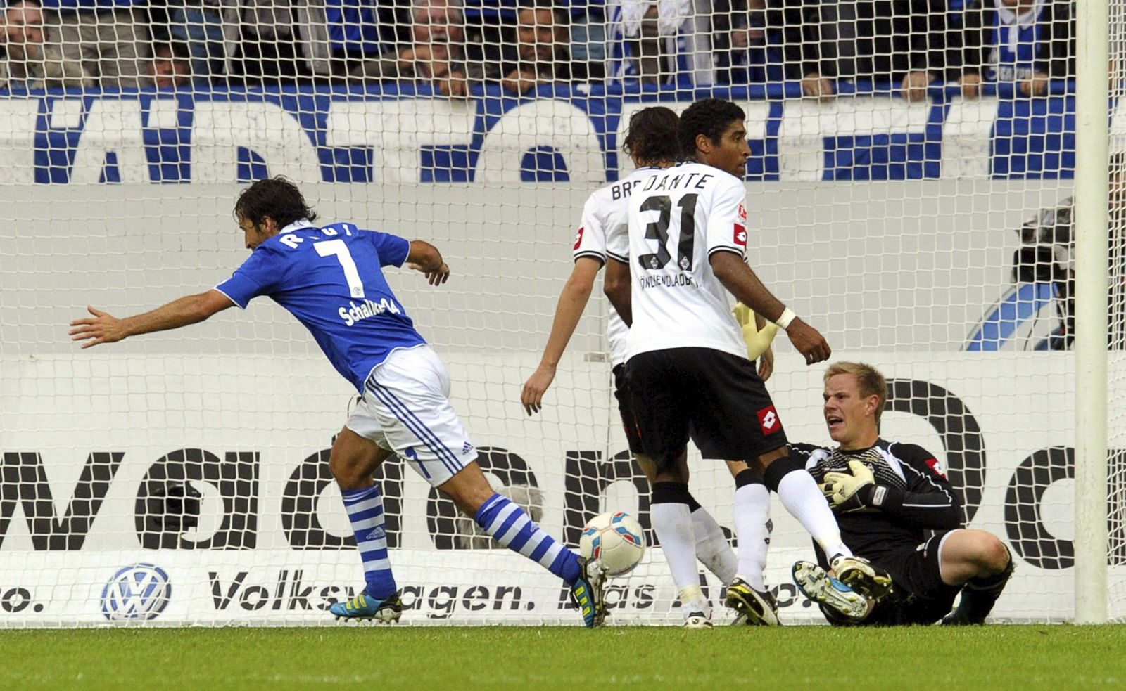 Raúl celebra su gol ante el Borussia Mönchengladbach