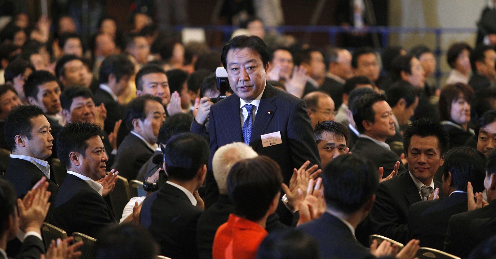 Yoshihiko Noda, ministro de Finanzas, saluda a los miembros de su partido tras ser elegido presidente de su formación