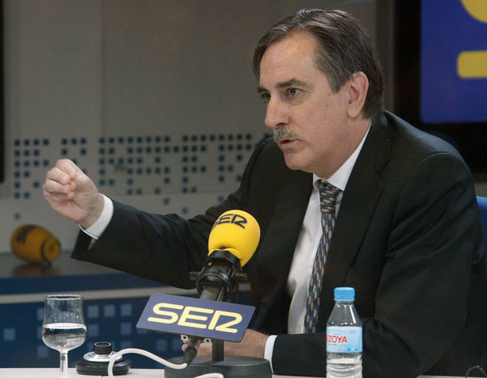 El ministro de Trabajo e Inmigración, Valeriano Gómez, durante una entrevista en la SER