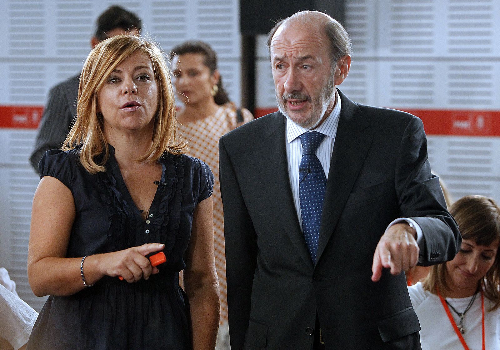 El candidato socialista a la Presidencia del Gobierno, Alfredo Pérez Rubalcaba, junto a la directora de campaña del PSOE, Elena Valenciano