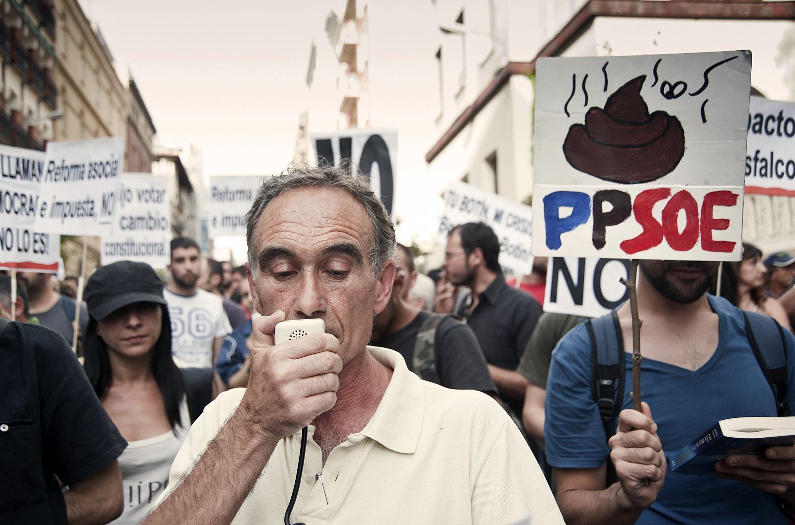 Cientos de "indignados" se manifiestan en Ferraz y Génova