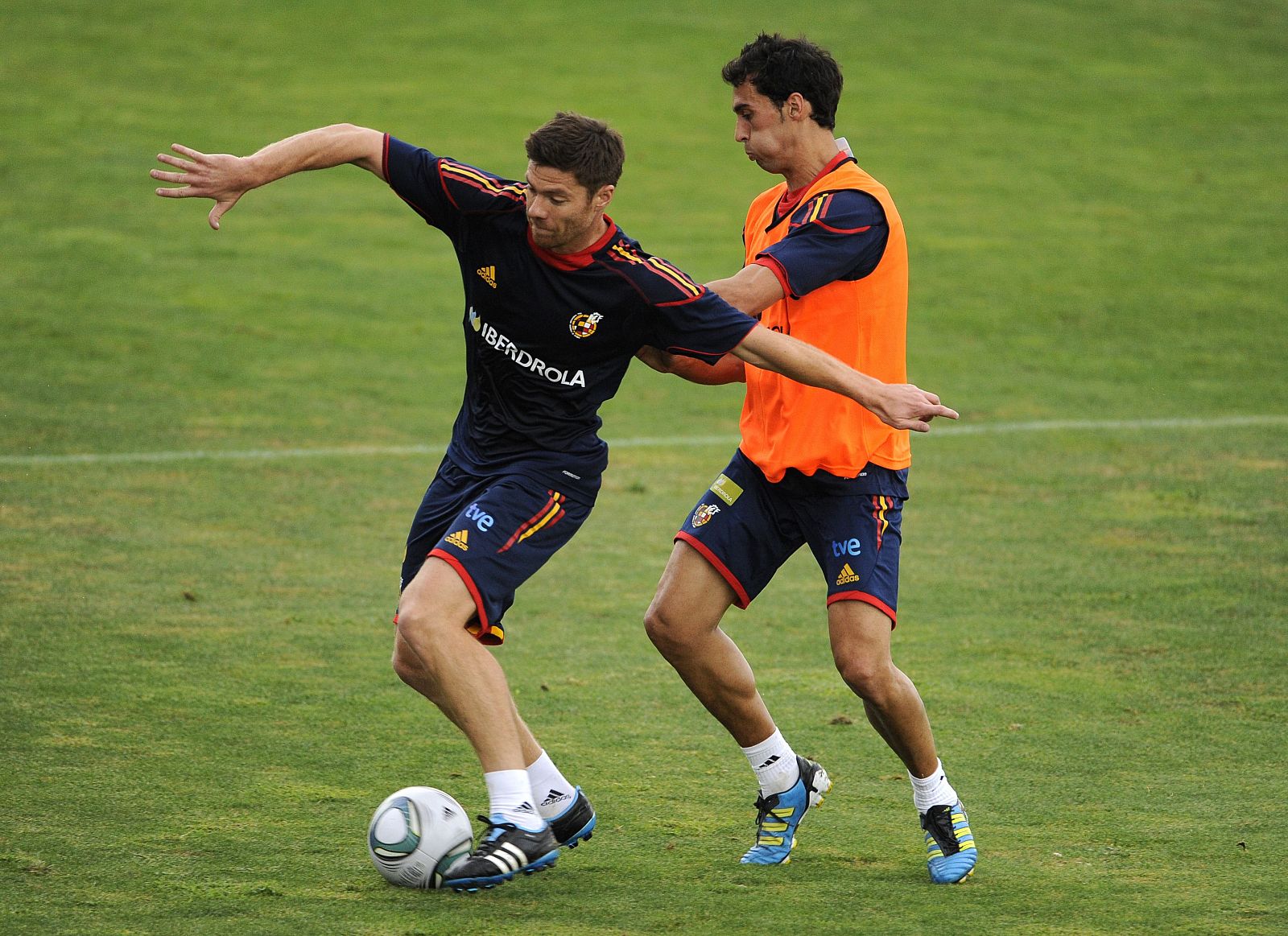 Xabi Alonso (i) protege el balón ante Álvaro Arbeloa (d), en un entrenamiento de la selección