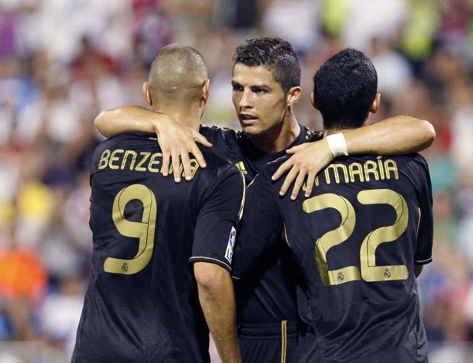 El delantero portugués del Real Madrid Cristiano Ronaldo abraza a Benzema y Di María.