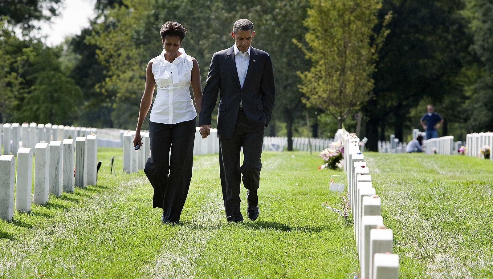 El presidente de EE.UU., Barack Obama, y su esposa Michelle caminan juntos durante una visita al Cementerio Nacional de Arlington.