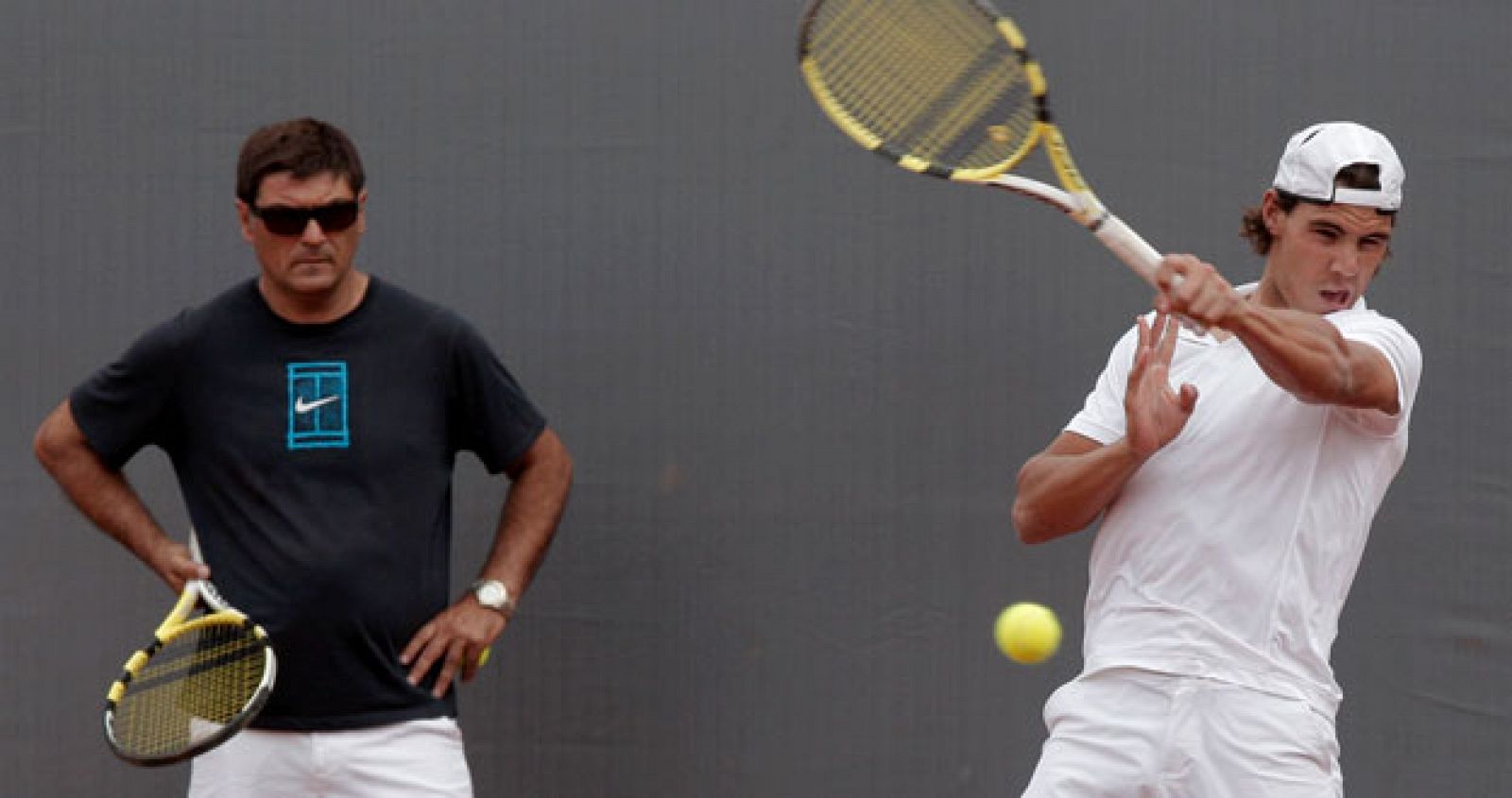 Toni Nadal observa a su sobrino, Rafa Nadal, durante un entrenamiento.