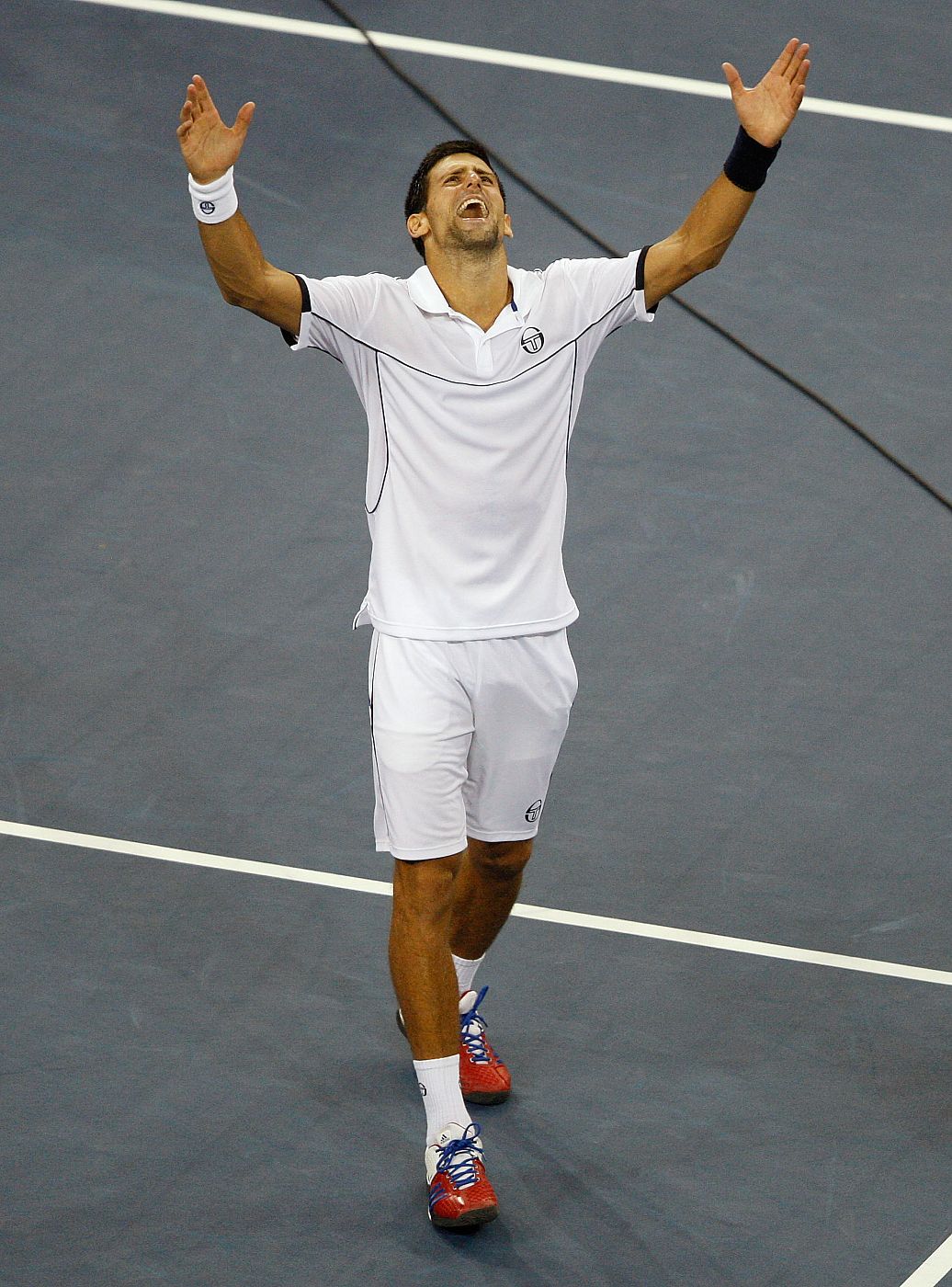 El actual número 1 del mundo, Novak Djokovic, celebra el US Open 2011 logrado ante Nadal.
