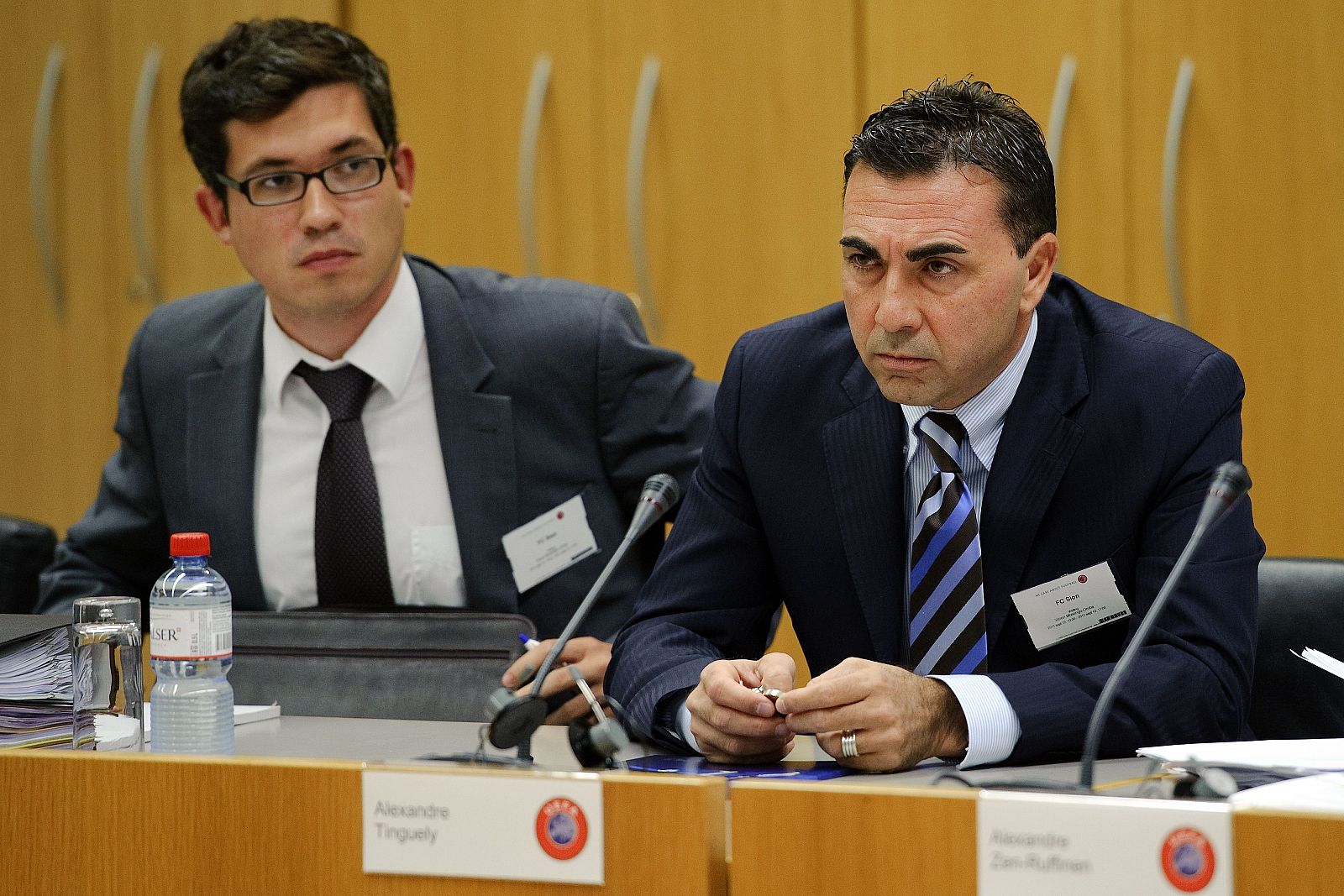 El director general del FC Sion, Domenicangelo Massimo (D), junto al abogado del club, Alexandre Tinguely.