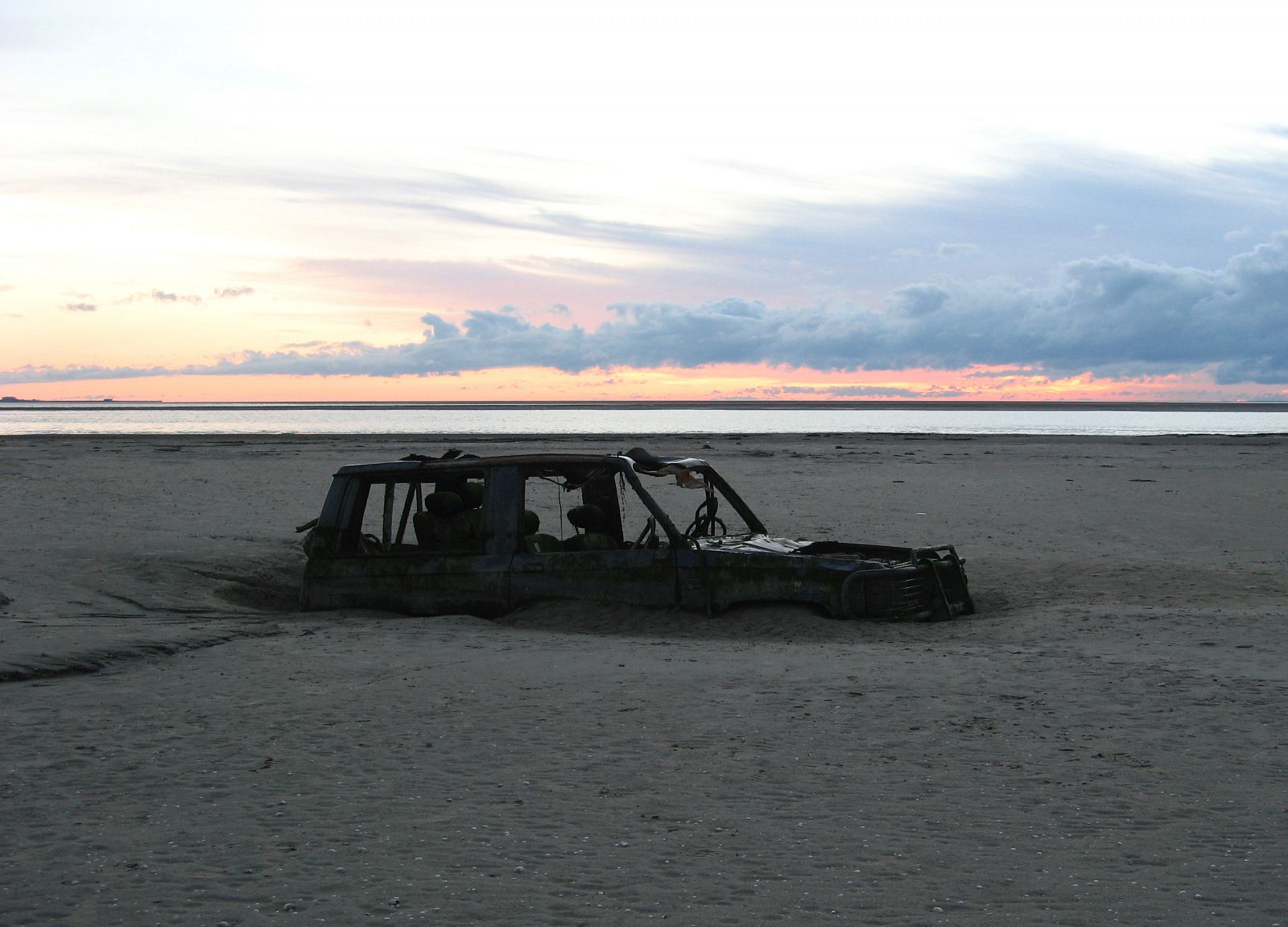 Un coche abandonado se hunde en las conocidas arenas movedizas de la Bahía de Morecambe, en Inglaterra