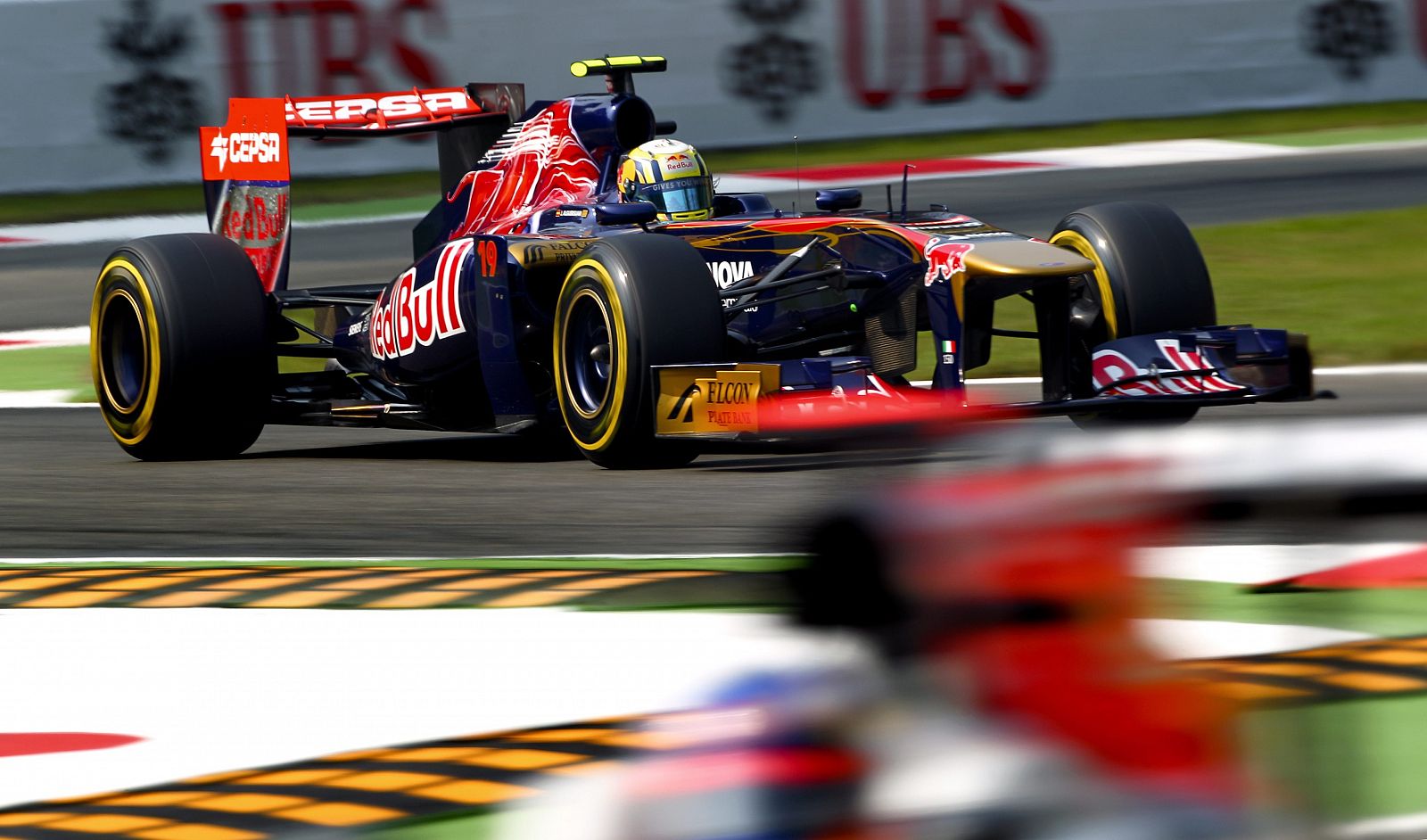 El piloto español Jaime Alguersuari (Toro Rosso), conduce su monoplaza durante el Gran Premio de Italia