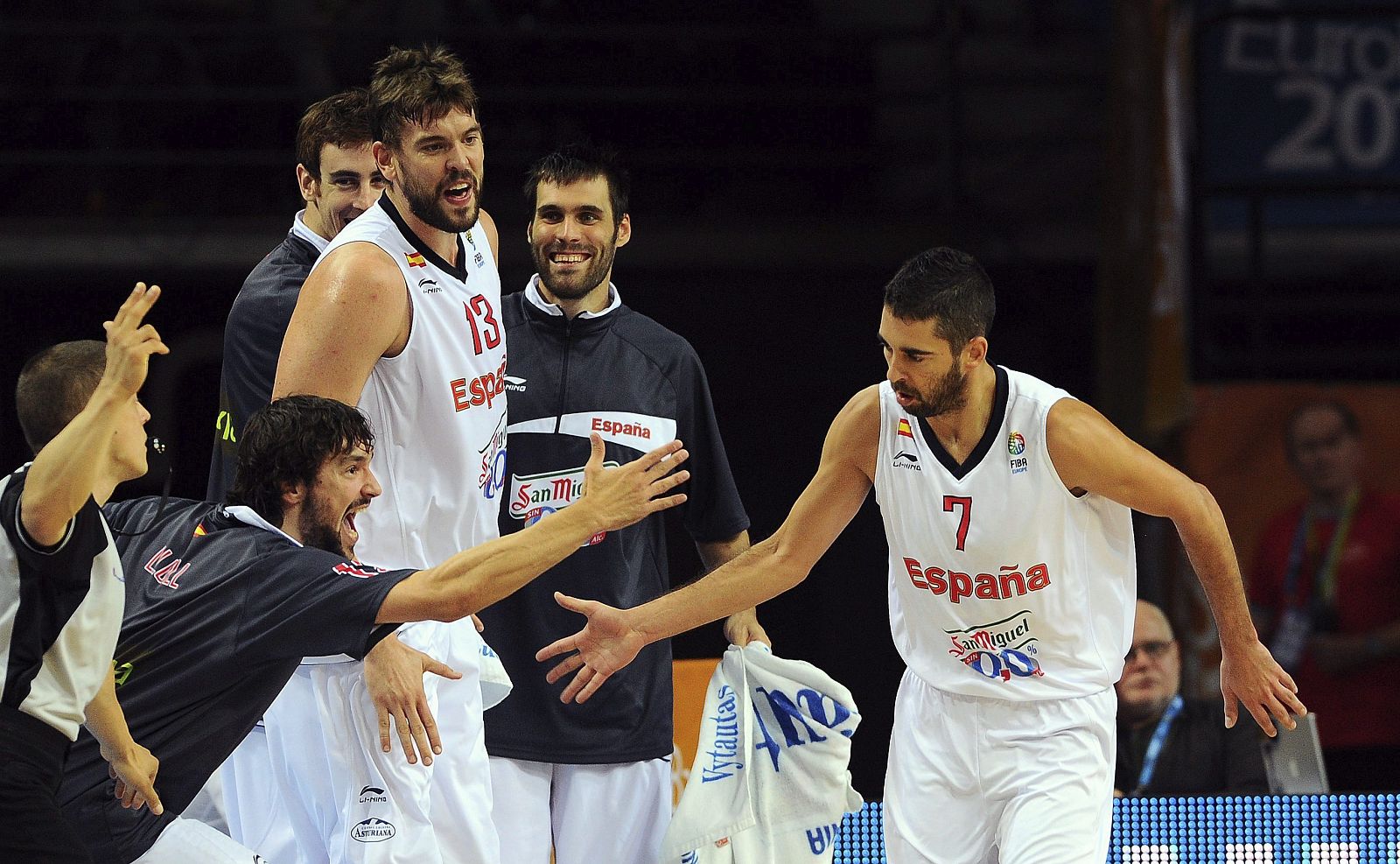 El jugador de la selección española de baloncesto, Juan Carlos Navarro (dcha), celebra con sus compañeros una canasta conseguida ante Eslovenia