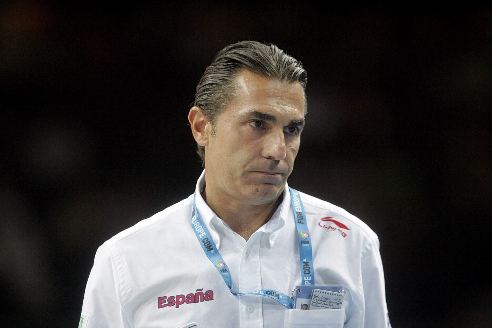 El entrenador de la selección española de baloncesto, Sergio Scariolo, gesticula durante el partido de cuartos de final del Europeo 2011