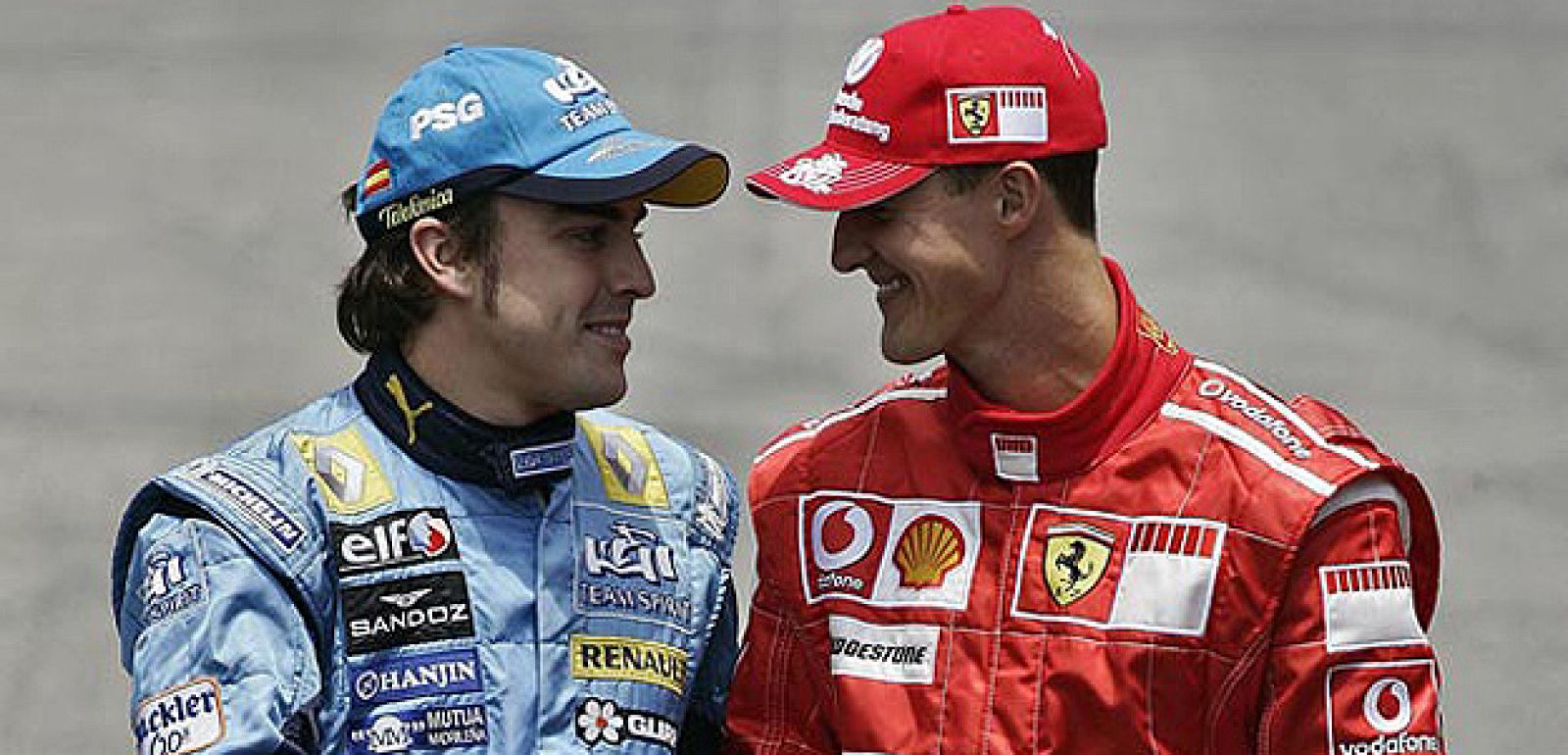 Alonso y Schumacher se desean suerte antes de un Gran Premio con sus antiguas escuderías, Renault y Ferrari, respectivamente, en imagen de archivo