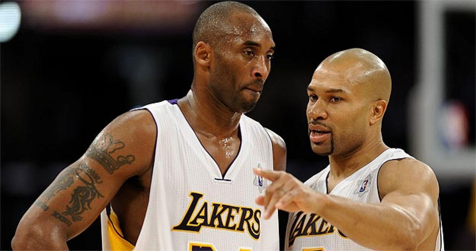 El presidente del sindicato de jugadores, Derek Fisher, habla con su compañero en los Lakers, Kobe Bryant.