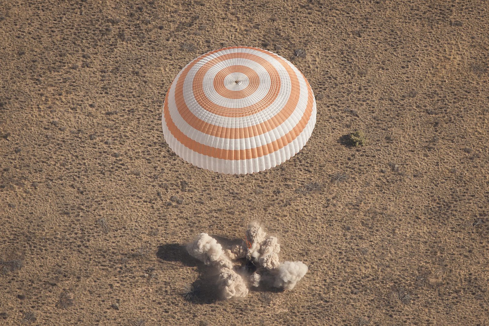 La Soyuz con tres astronautas de la Estación Espacial Internacional aterriza con éxito en Kazajistán