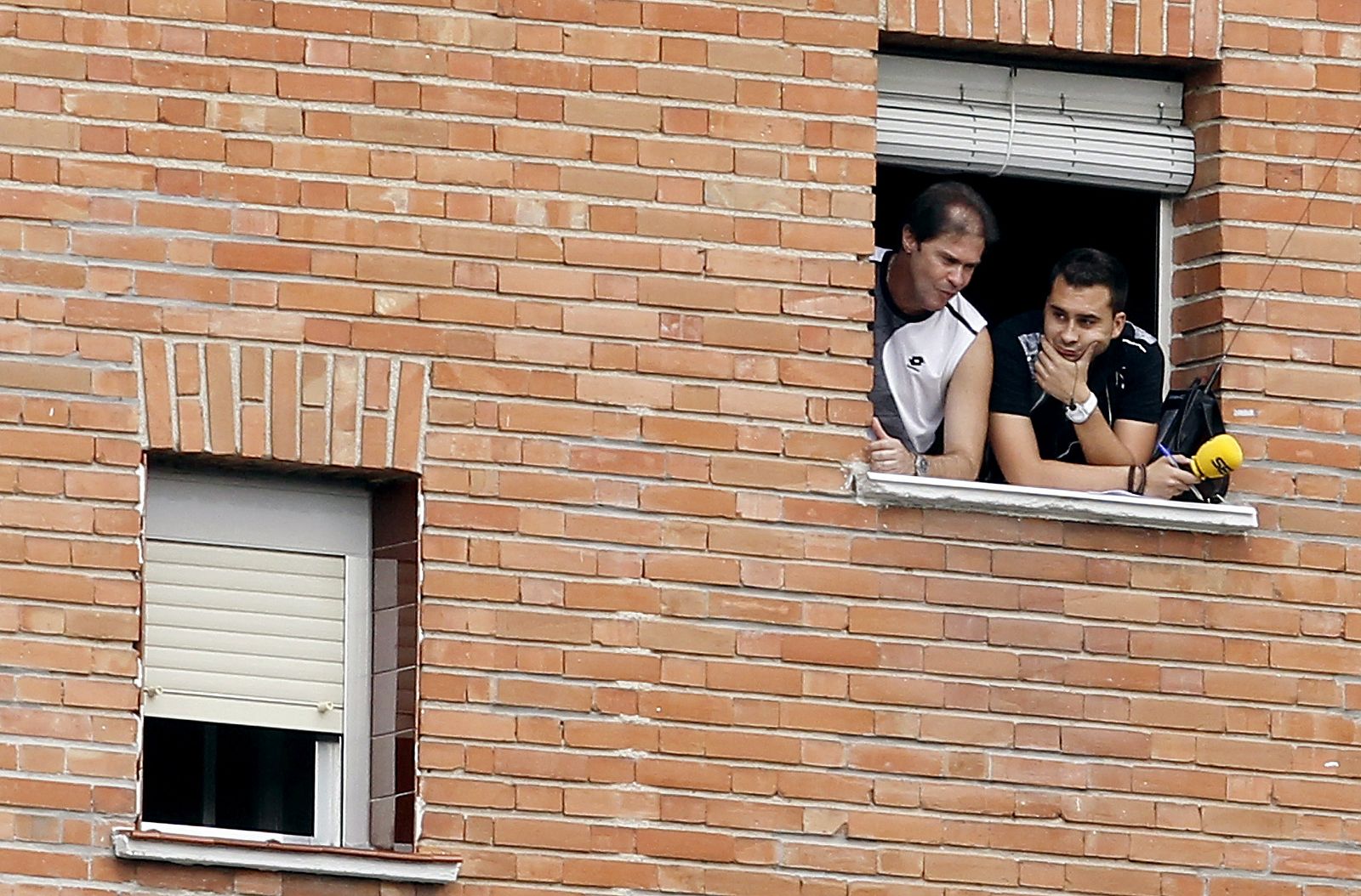 Un periodista de la Cadena Ser retransmite el partido del Rayo Vallecano contra el Real Zaragoza desde la ventana de una vivienda, ya que la Liga de Fútbol Profesional no permite la entrada de las radios a los estadios de fútbol